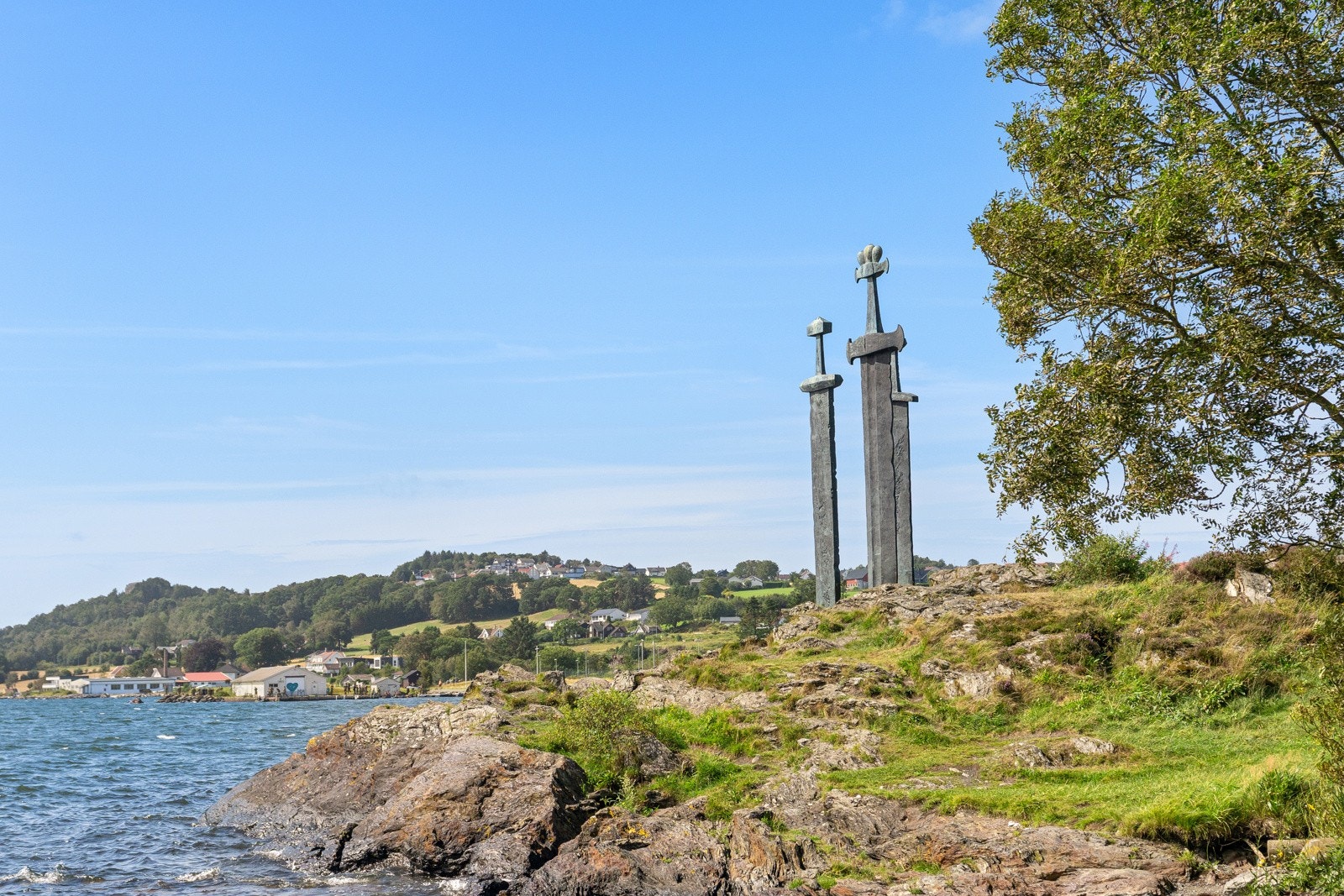 Flotte rekreasjonsmuligheter langs Hafrsfjord og opparbeidet badeplass ved Sverd i sten. Galleribilde