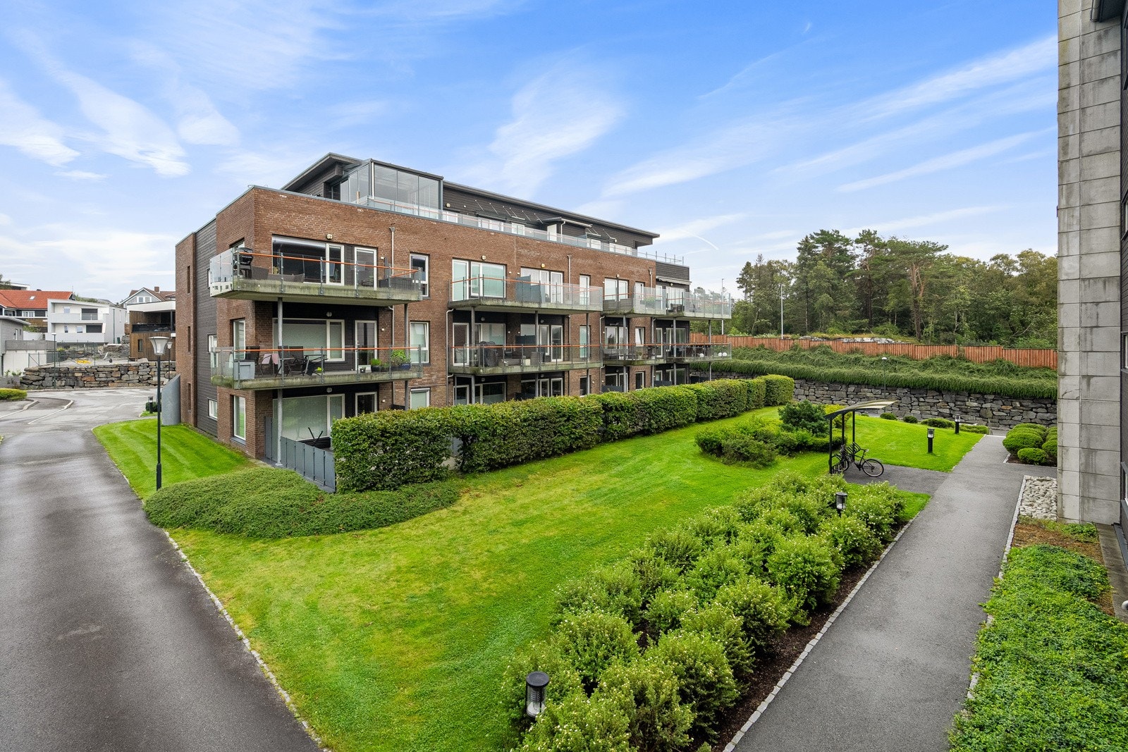 Fellesområde er fint opparbeidet med plen og busker. Galleribilde