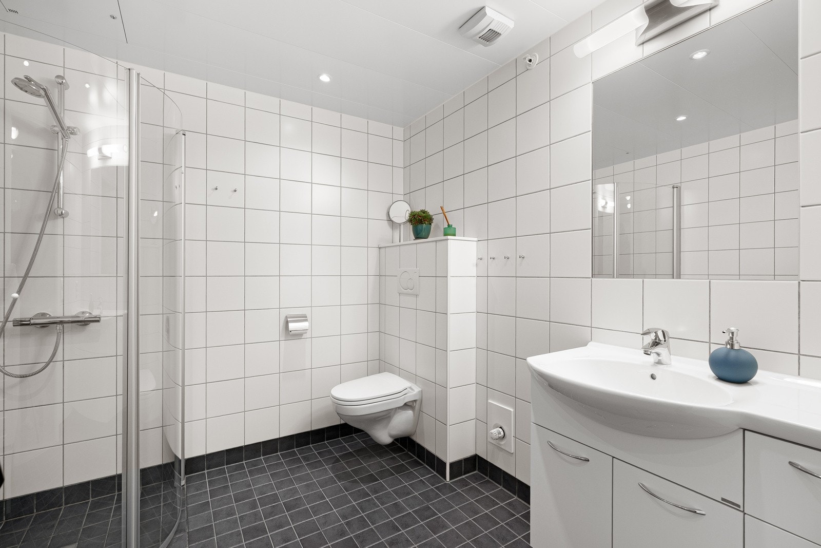 Flott helfliset bad med dusjhjørne, vegghengt toalett og moderne innredning. Vannbåren fjernvarme i gulv. Galleribilde