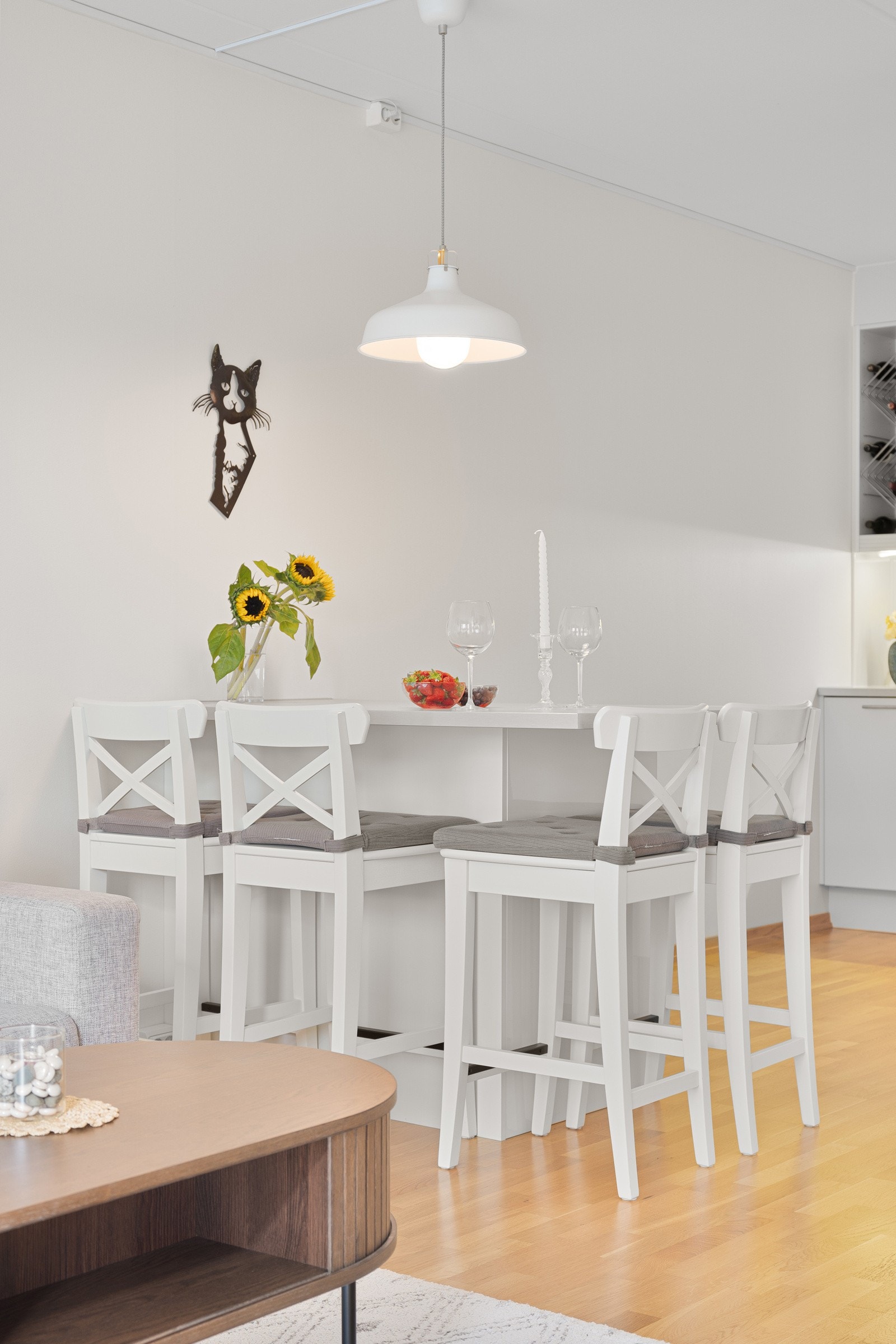 Plass til et spisebord mellom kjøkken og stue. Galleribilde