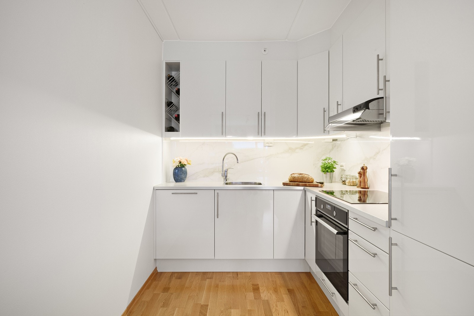 Integrerte hvitevarer som oppvaskmaskin, stekeovn, platetopp og kjøleskap medfølger i handelen. Galleribilde