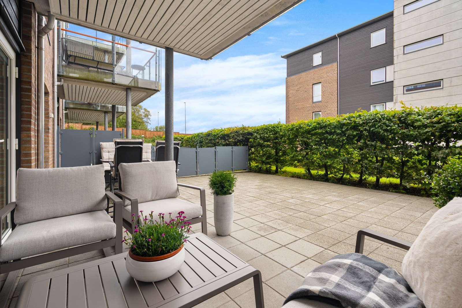 Solrikt sør-vest vendt uteområde med plass til utemøbler og grill. Terrasseområde er på ca. 43 kvm og er skjermet med hekk og gjerde. Galleribilde