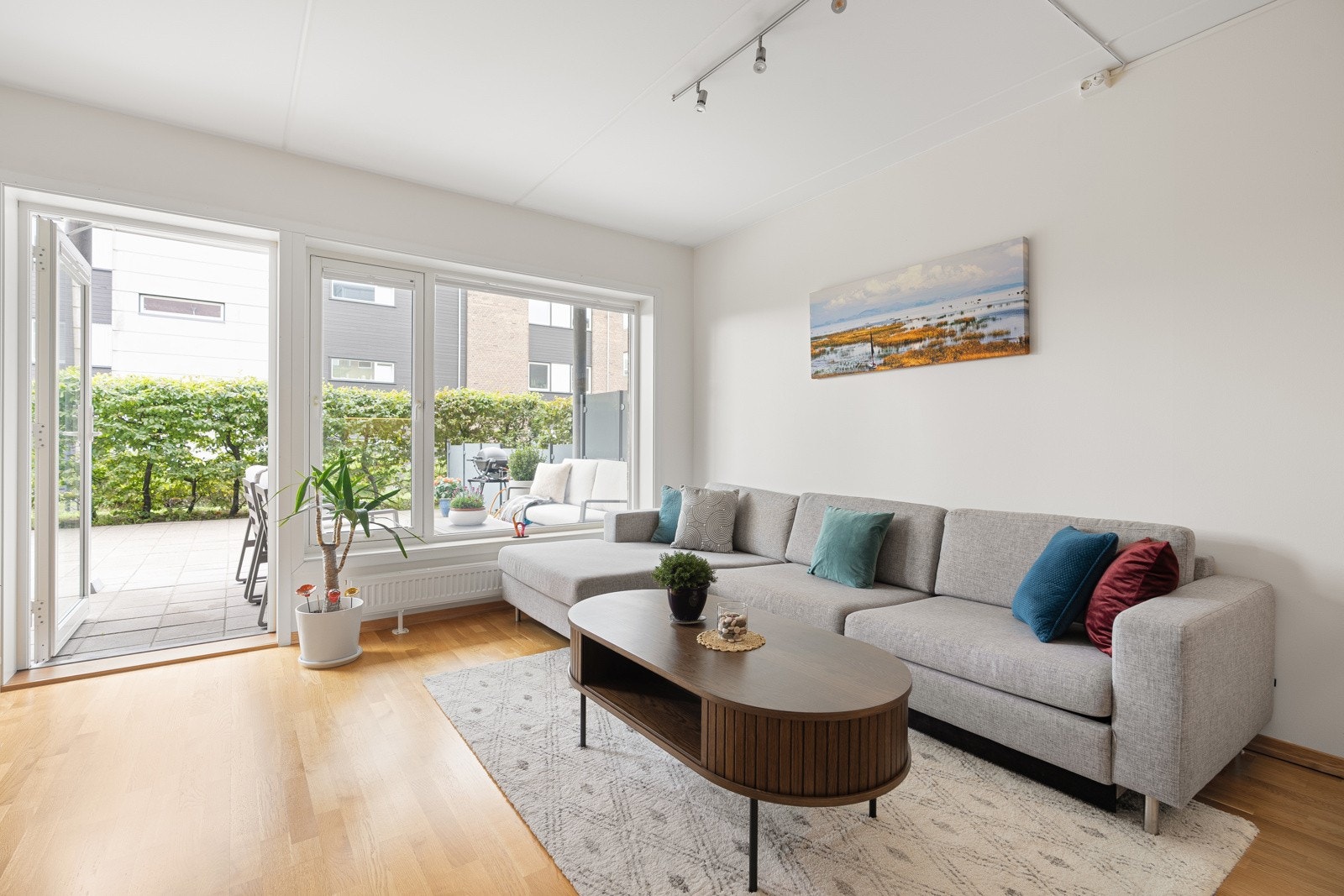 Store vindusflater gir rikelig med dagslys som bidrar til å gi en god atmosfære i rommet. Galleribilde