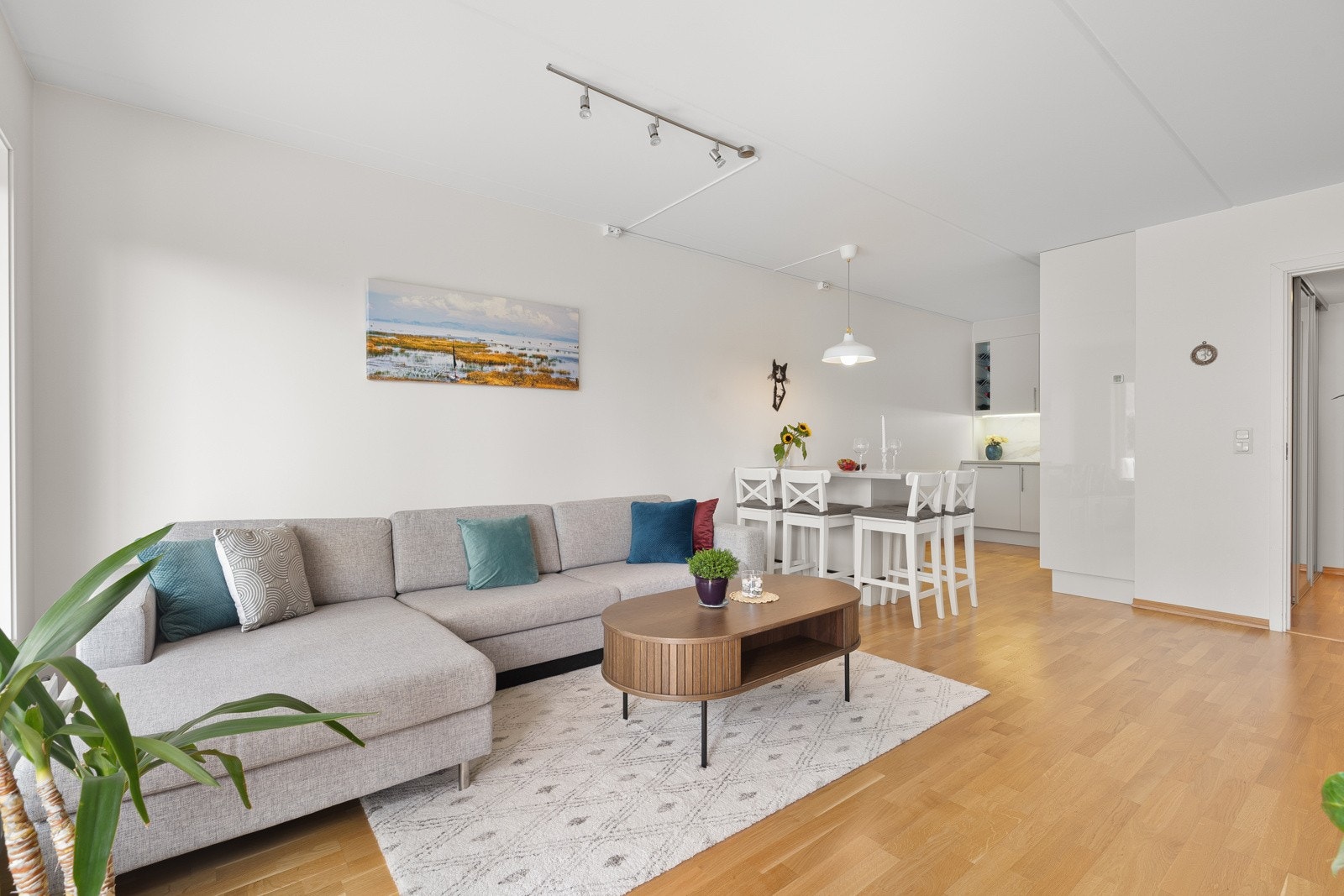 Parkett på gulv, lysmalte vegger og listefritt mot tak. Galleribilde