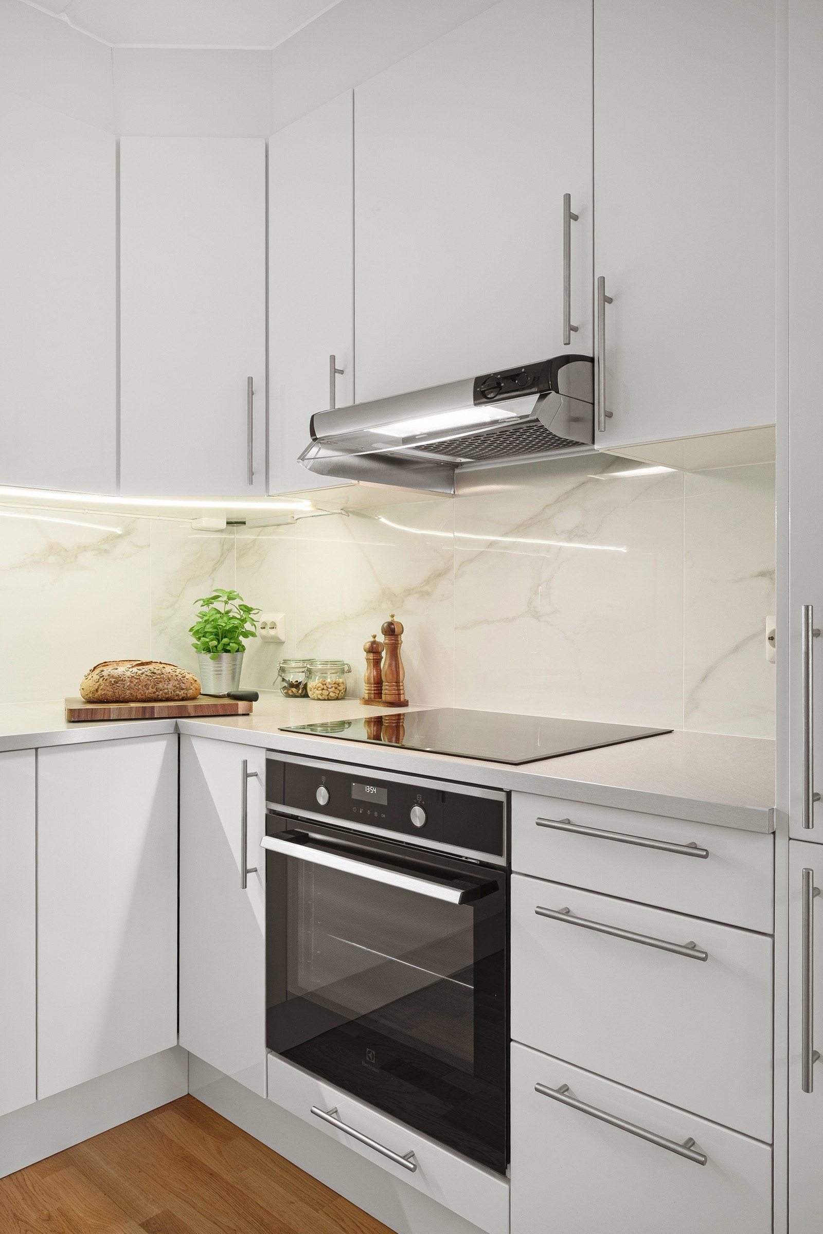 Veggplate over platetopp gjør det enkelt å holde rent. Galleribilde