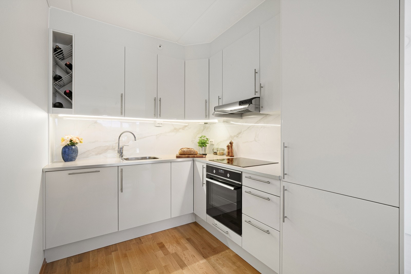 Moderne og tidløst kjøkken, naturlig tilbaketrukket fra stuen. Galleribilde