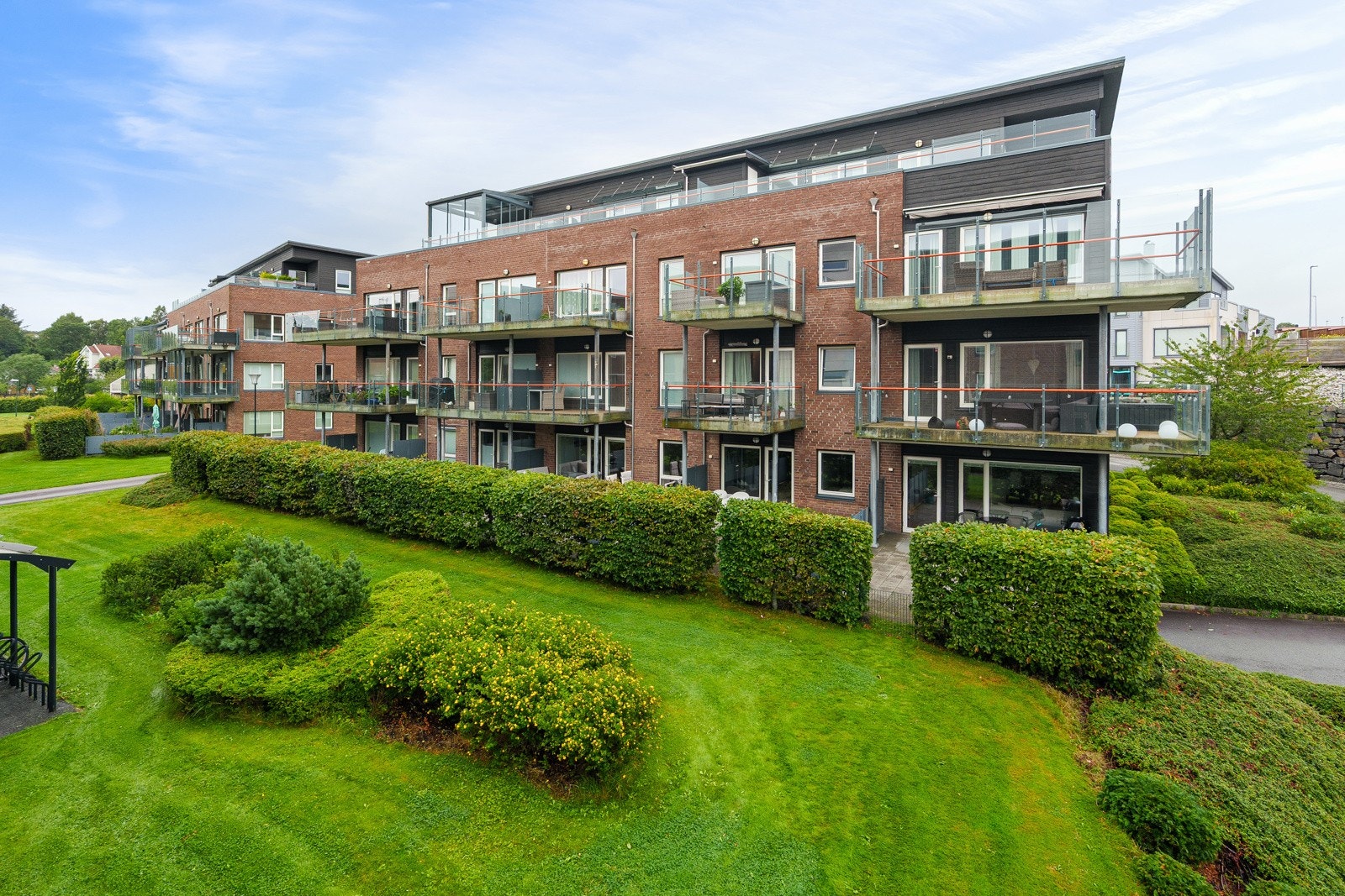 Parkering i lukket garasjeanlegg med ebillader og ekstern sportsbod rett bak parkeringsplass. Galleribilde