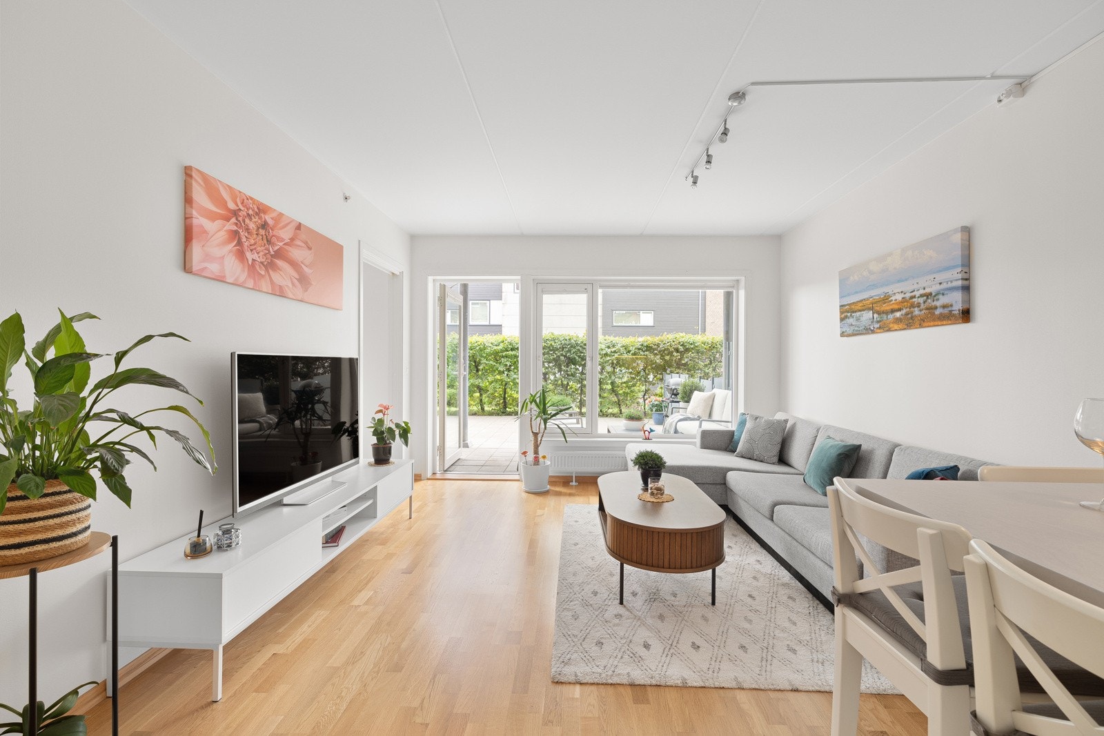 Stuen er enkel å møblere med plass til en sittegruppe og TV-seksjon. Galleribilde