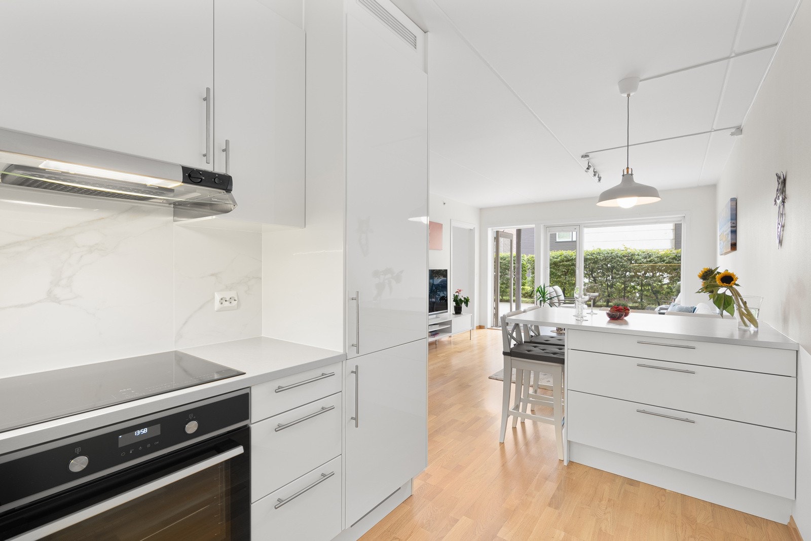 Ekstra lagringsplass og sitteplasser på kjøkkenøy. Galleribilde