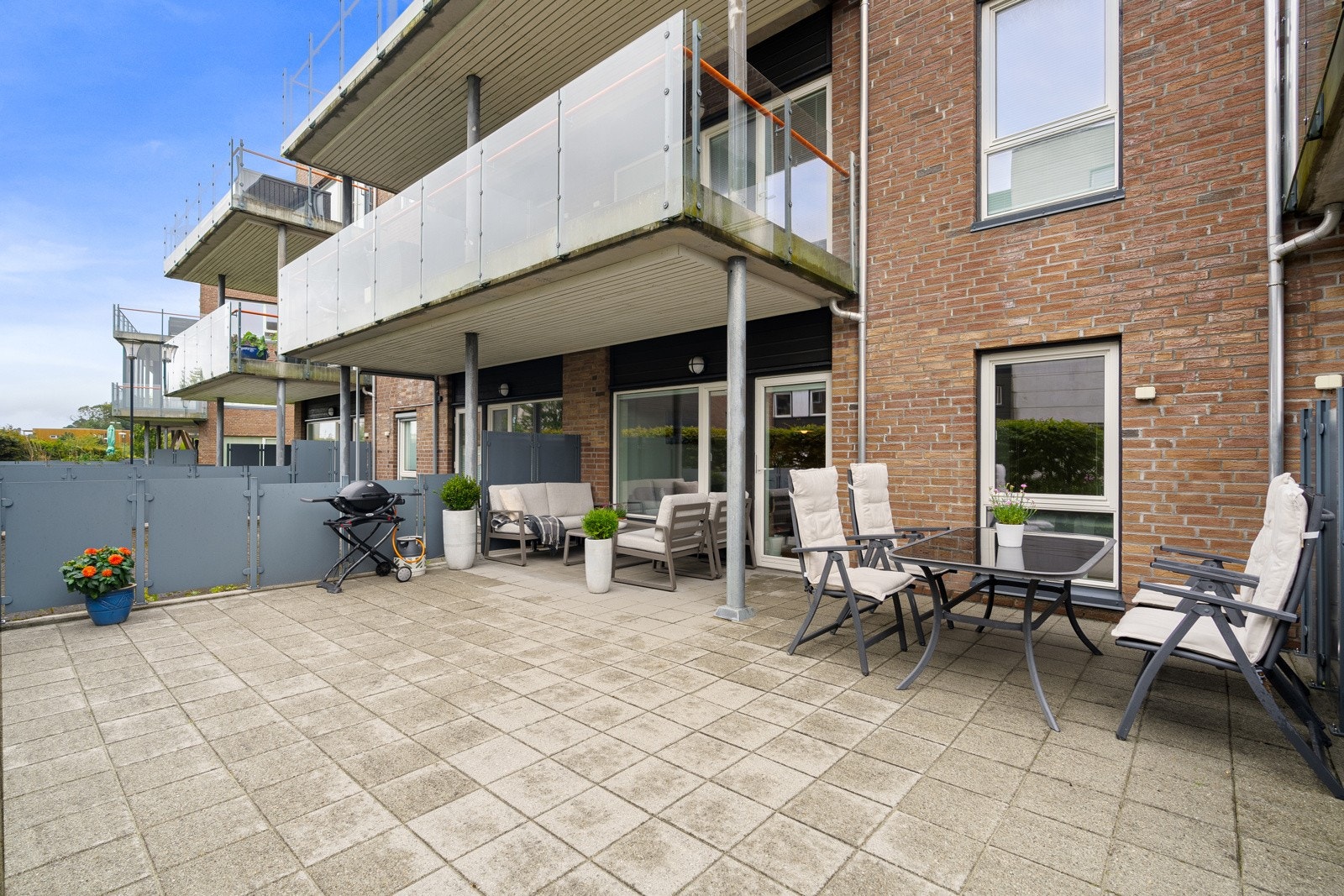 Delvis overbygget terrasse med gode solforhold og god plass til utemøbler. Galleribilde