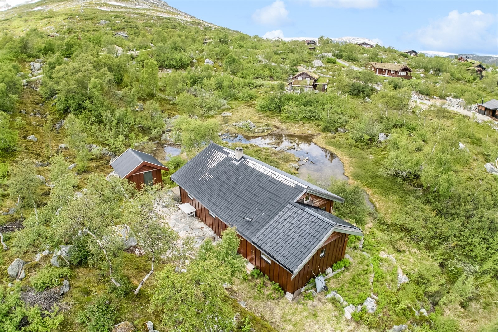 Hytta ligger kun 50 meter unna den gamle Strynefjellsvegen. Galleribilde