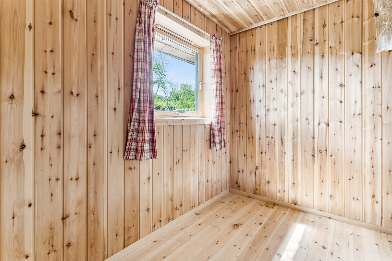 Det er totalt tre soverom i hytta. Galleribilde