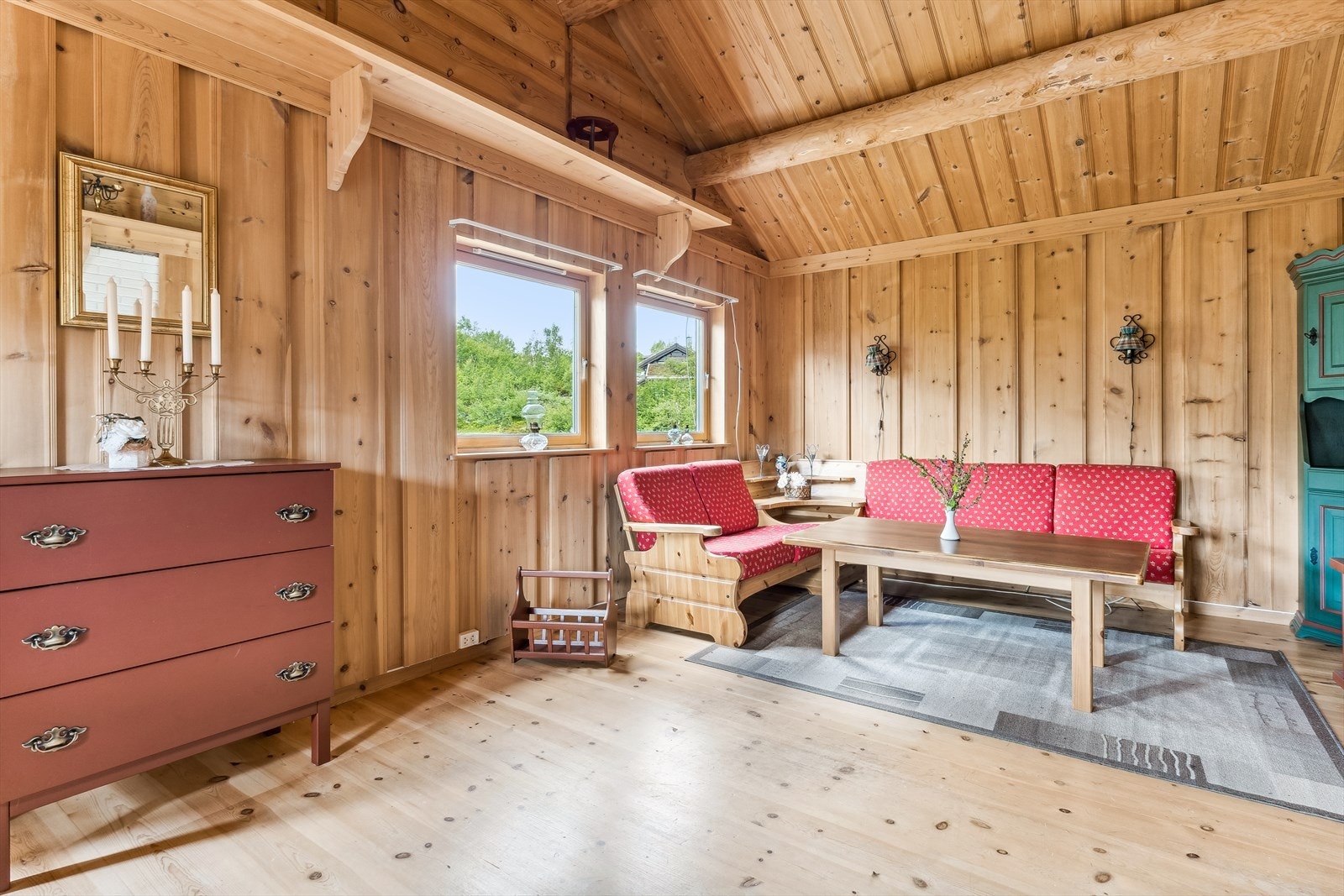 Høy himling i stue, som gjør stuen luftig, samt gir en god romfølelse. Galleribilde