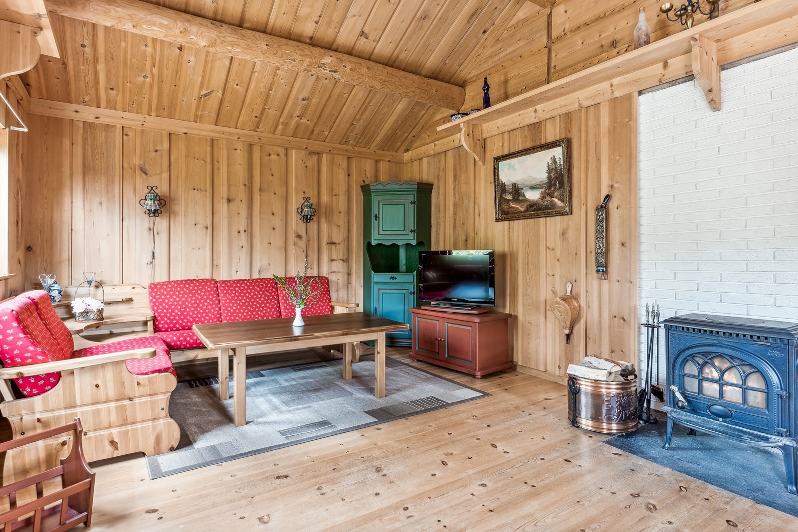 I hytta er det en stor stue/spisestue. Gode møbleringsmuligheter. Galleribilde