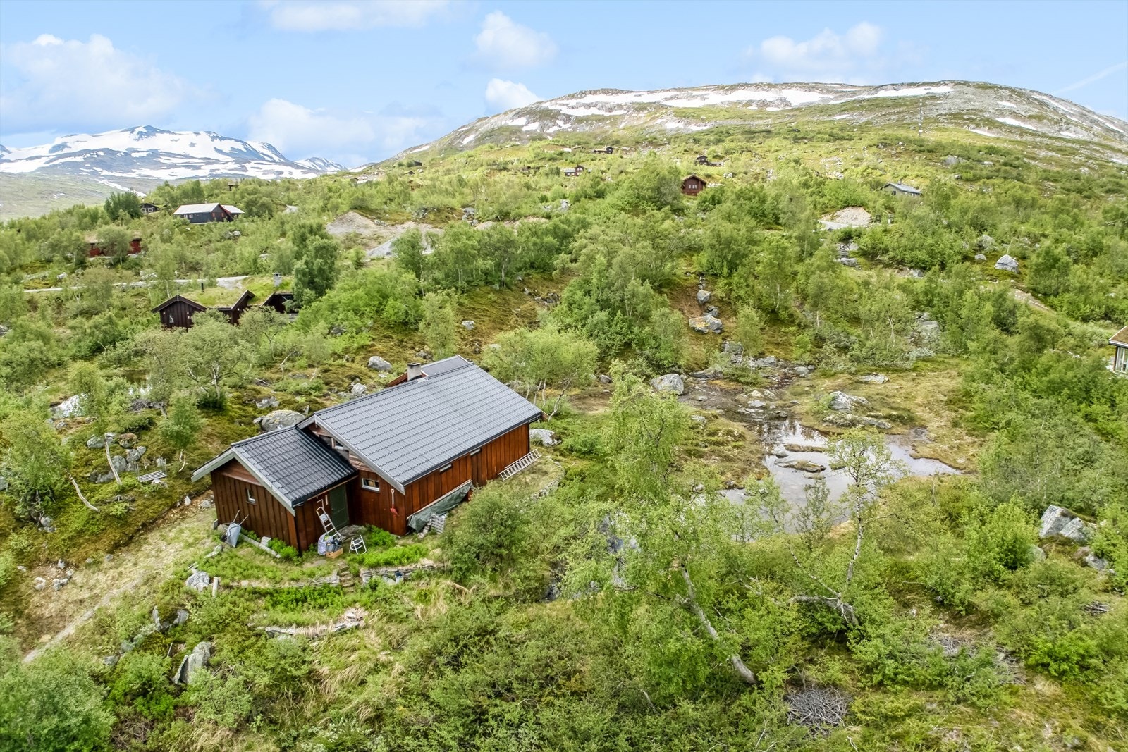 Hytta ligger tett på naturen i landlige områder. Galleribilde