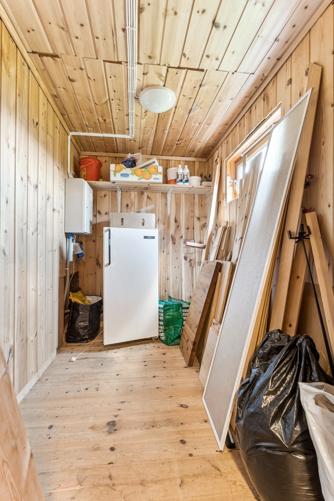 Innvendig bod med god mulighet til lagring. Galleribilde
