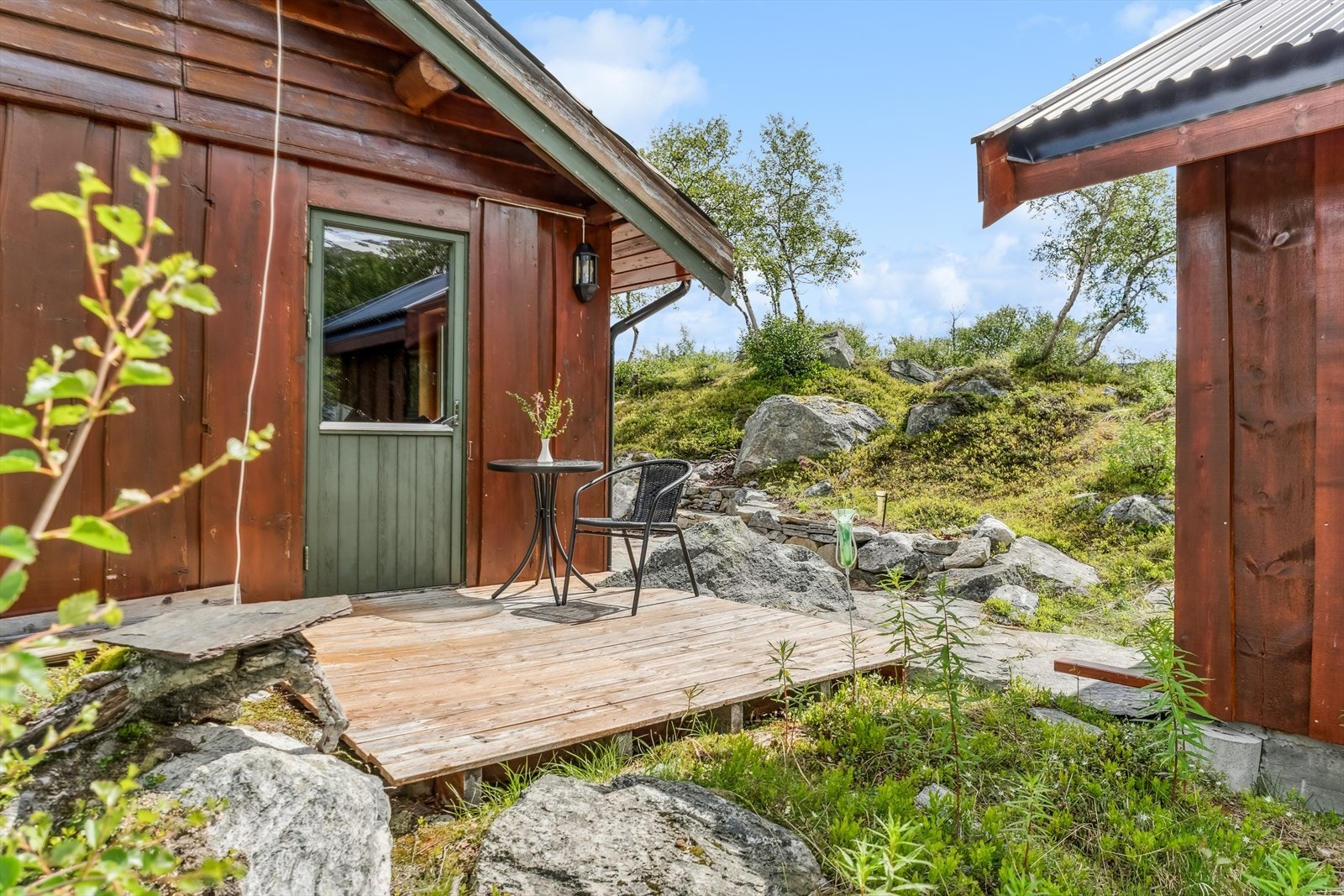 Hytta har en fin naturtomt. Galleribilde