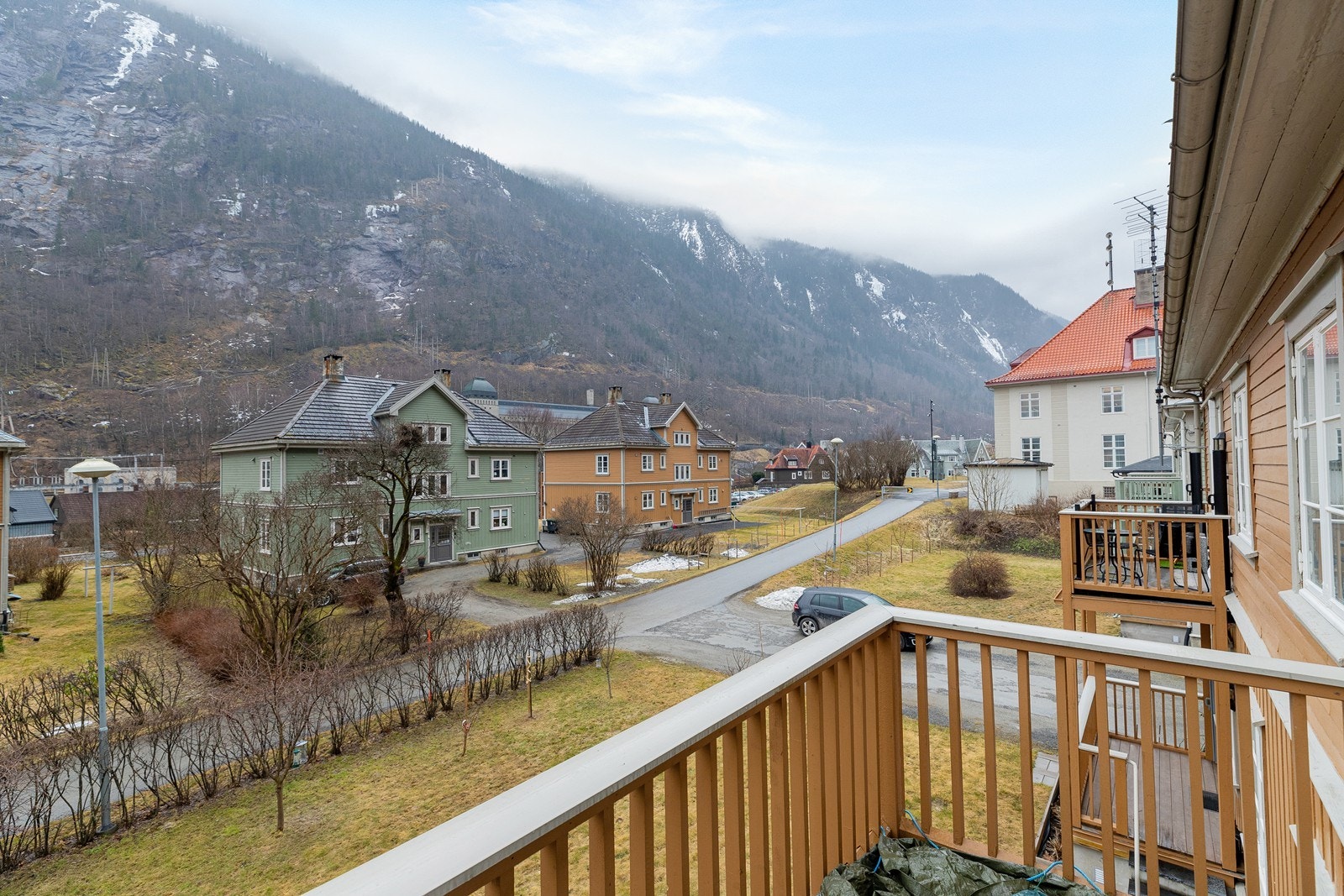 Det er egen balkong i tilknytning til dette soverommet. Her vises utsikten mot torget. Galleribilde