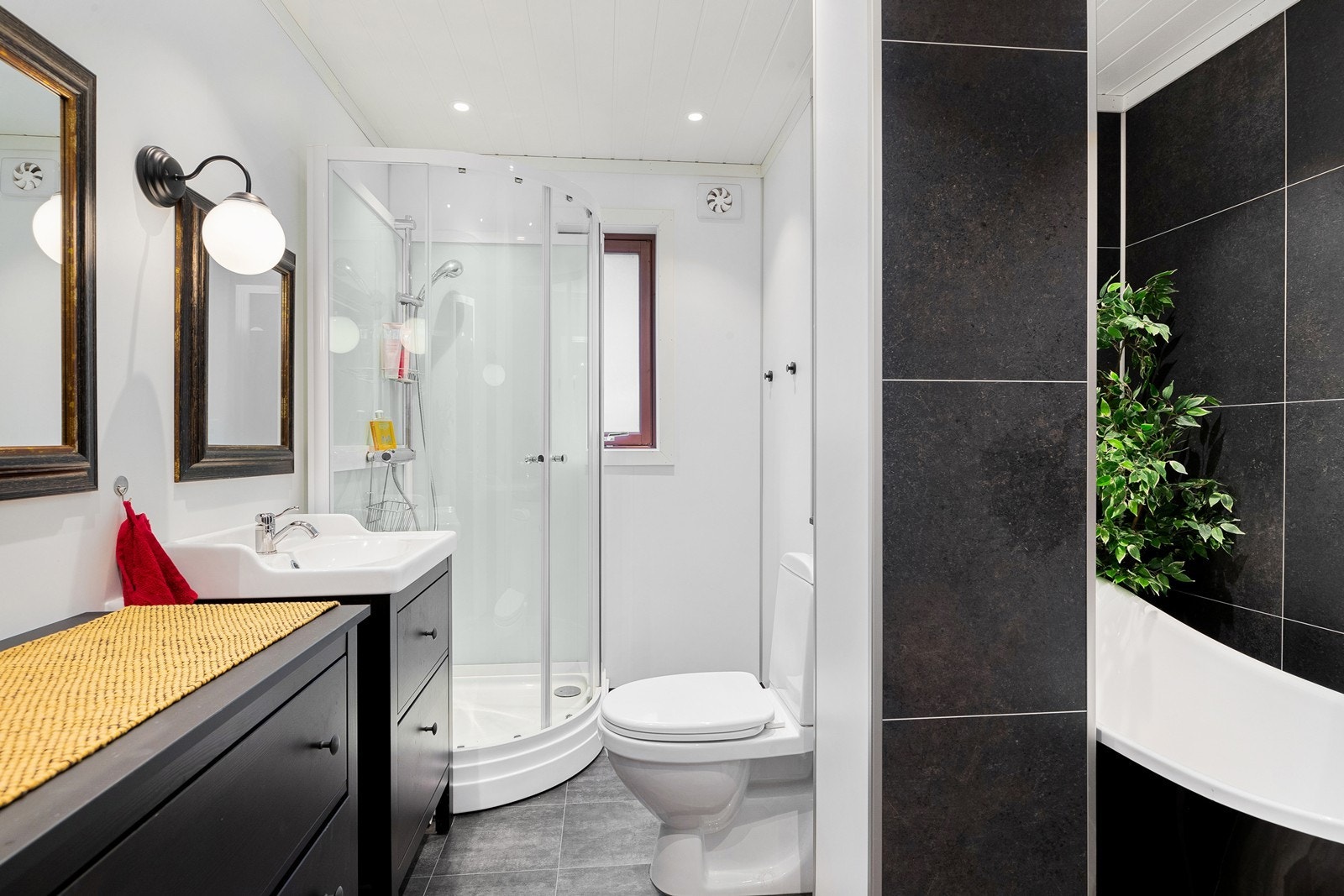 Pent modernisert bad med både badekar og dusjkabinett Galleribilde