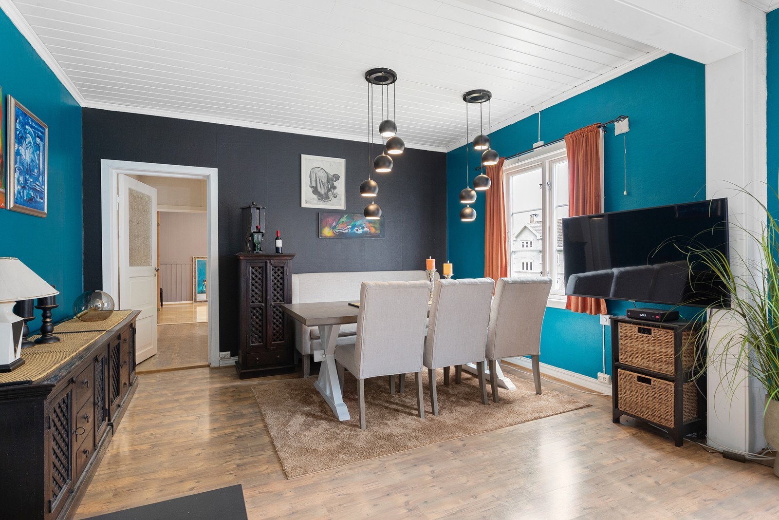 Det er god plass til både spisestue og sofagruppe Galleribilde