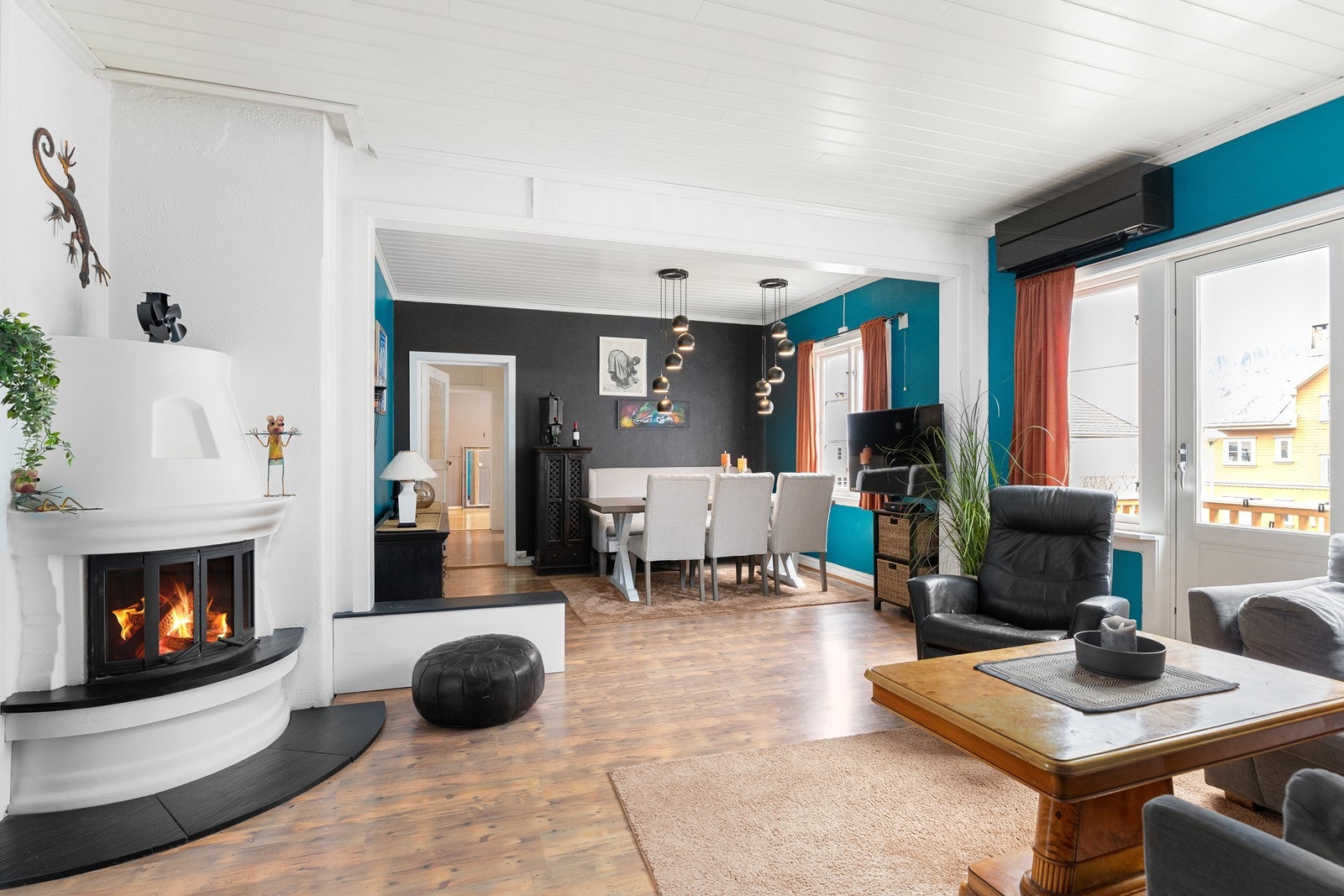 Stuen er utstyrt med både peisovn og varmepumpe Galleribilde