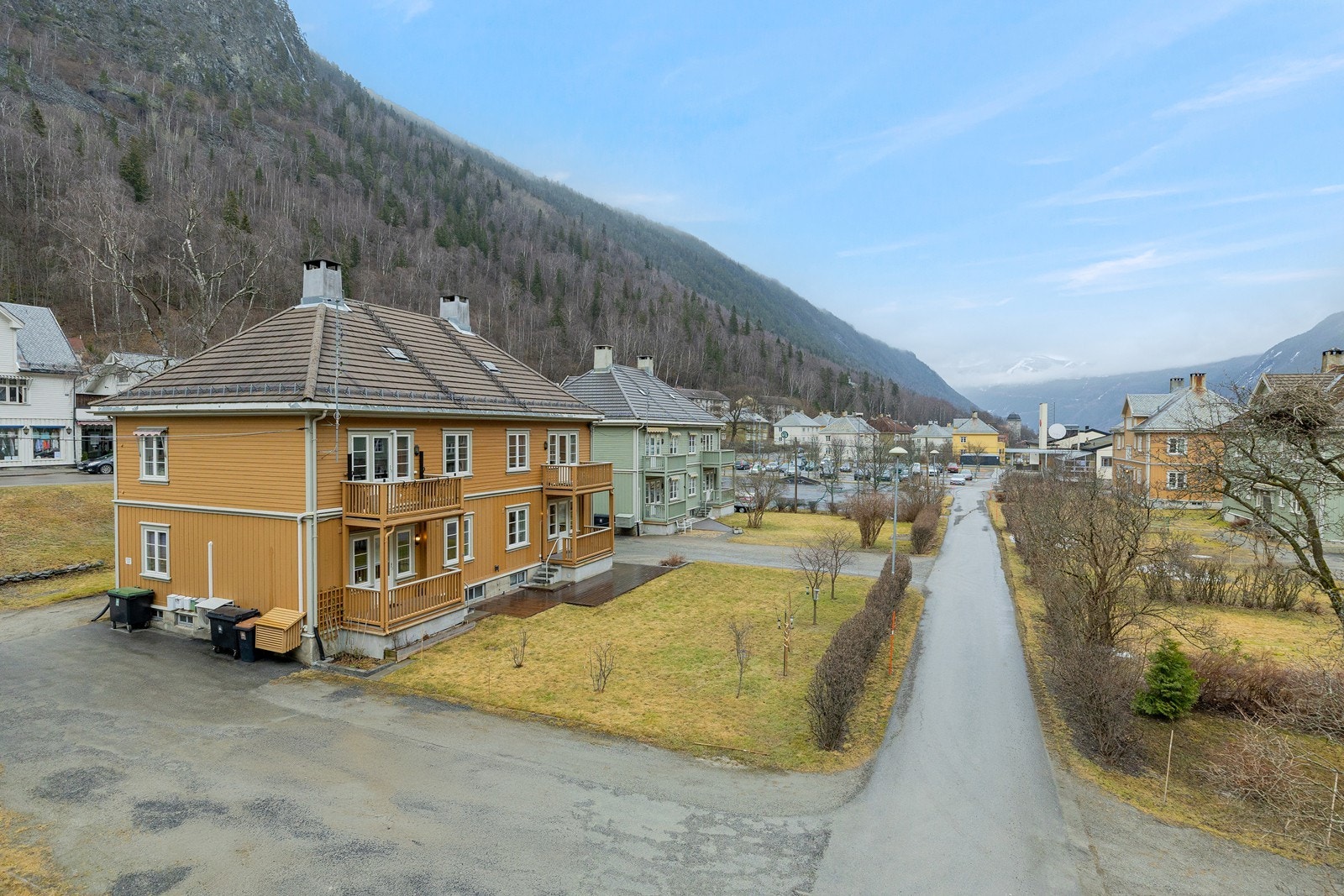 Eiendommen har en sentral beliggenhet like ved torget i sentrum av Rjukan Galleribilde