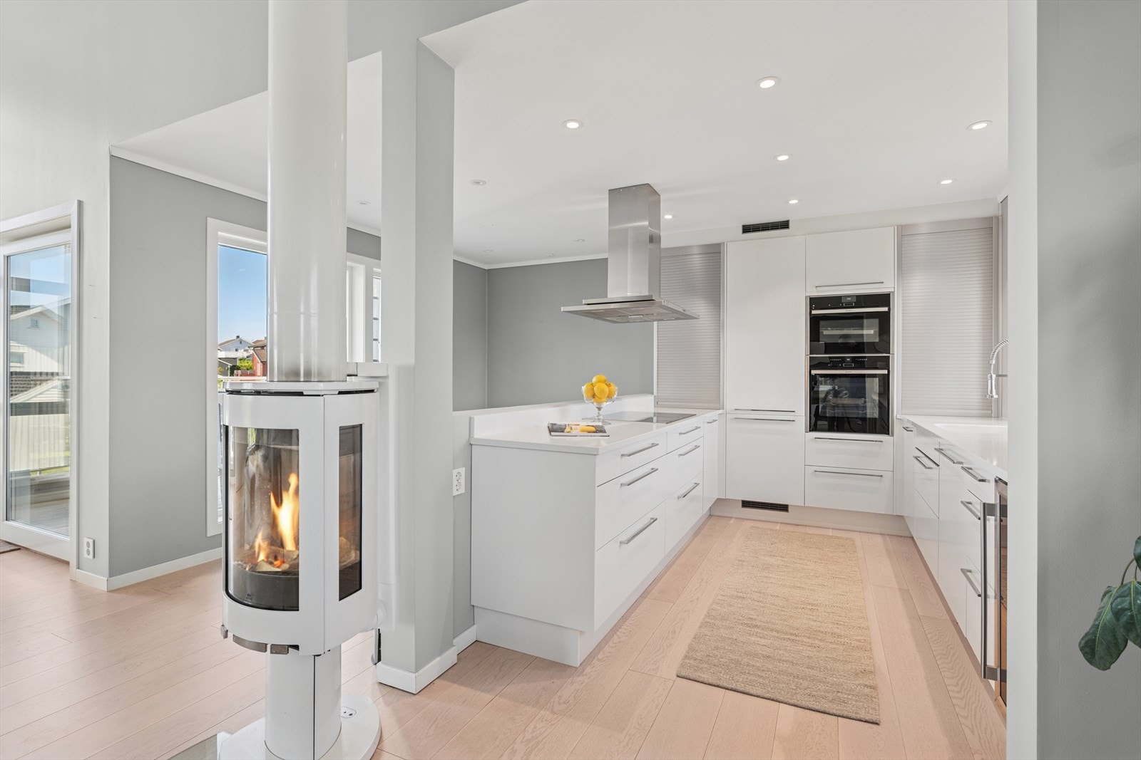 Stilrent kjøkken med god skapplass. Galleribilde