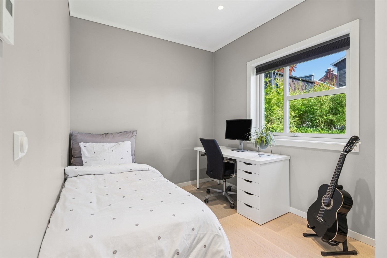 Soverom nummer to er et ypperlig barnerom, gjesterom eller kontor. Galleribilde