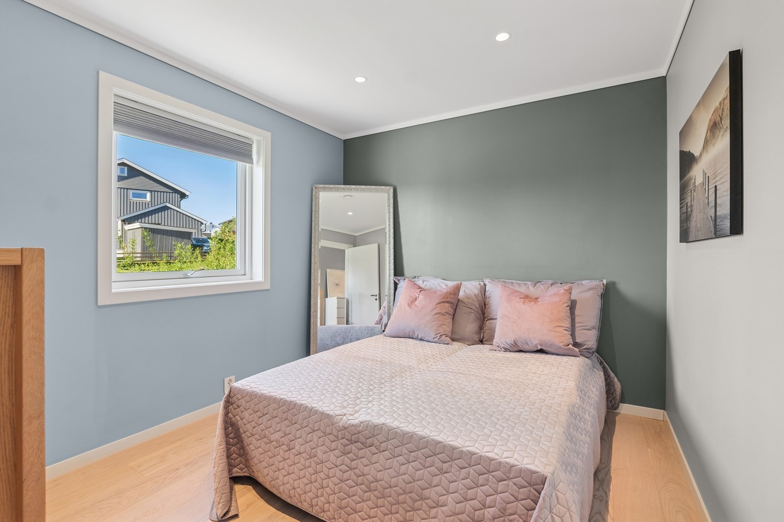 Hovedsoverom med plass til dobbeltseng og andre typiske soveromsmøbler. Galleribilde