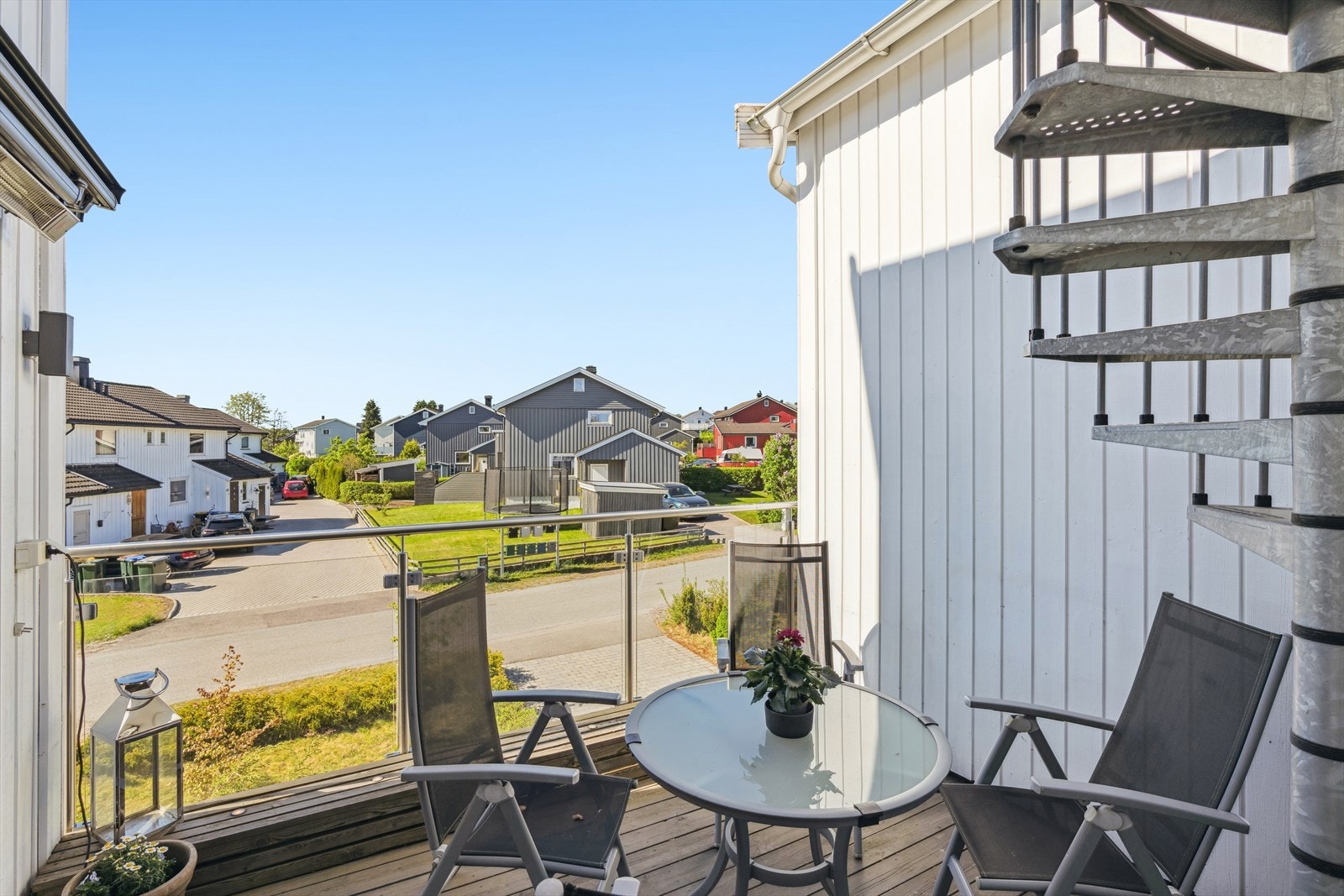 Fra 2. etg er det utgang til sydvendt balkong på ca 10 kvm - her er det sol fra tidlig formiddag til sen ettermiddag på sommerstid. Galleribilde