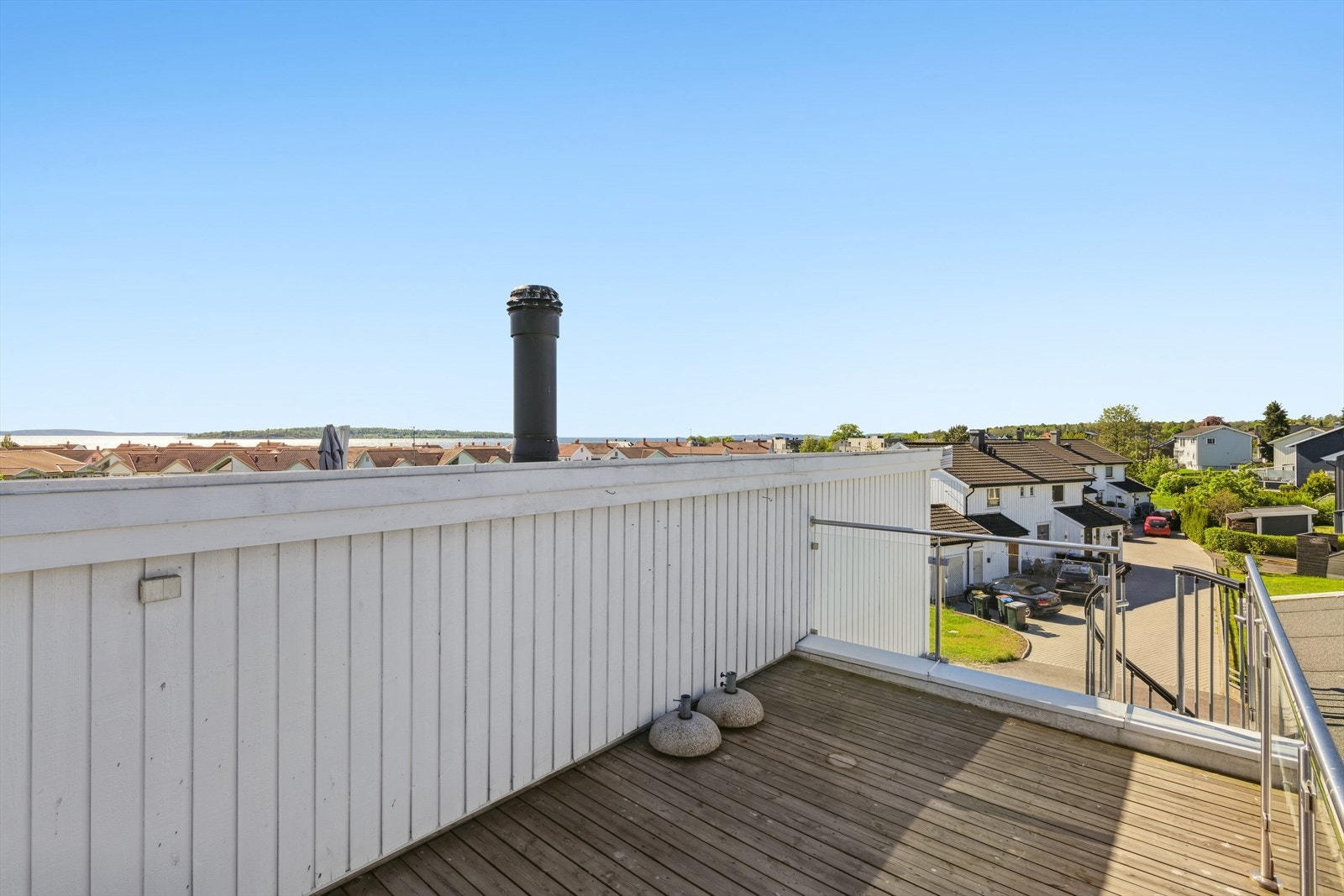 Dette er en usjenert plass med sol det meste av dagen og noe gløtt av sjø. Galleribilde