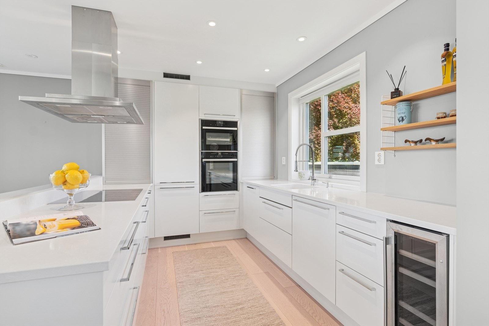 Her er det integrerte hvitevarer av høy kvalitet; kombikjøleskap, koketopp, stekeovn, dampovn, oppvaskmaskin og vinskap medfølger i handelen. Galleribilde