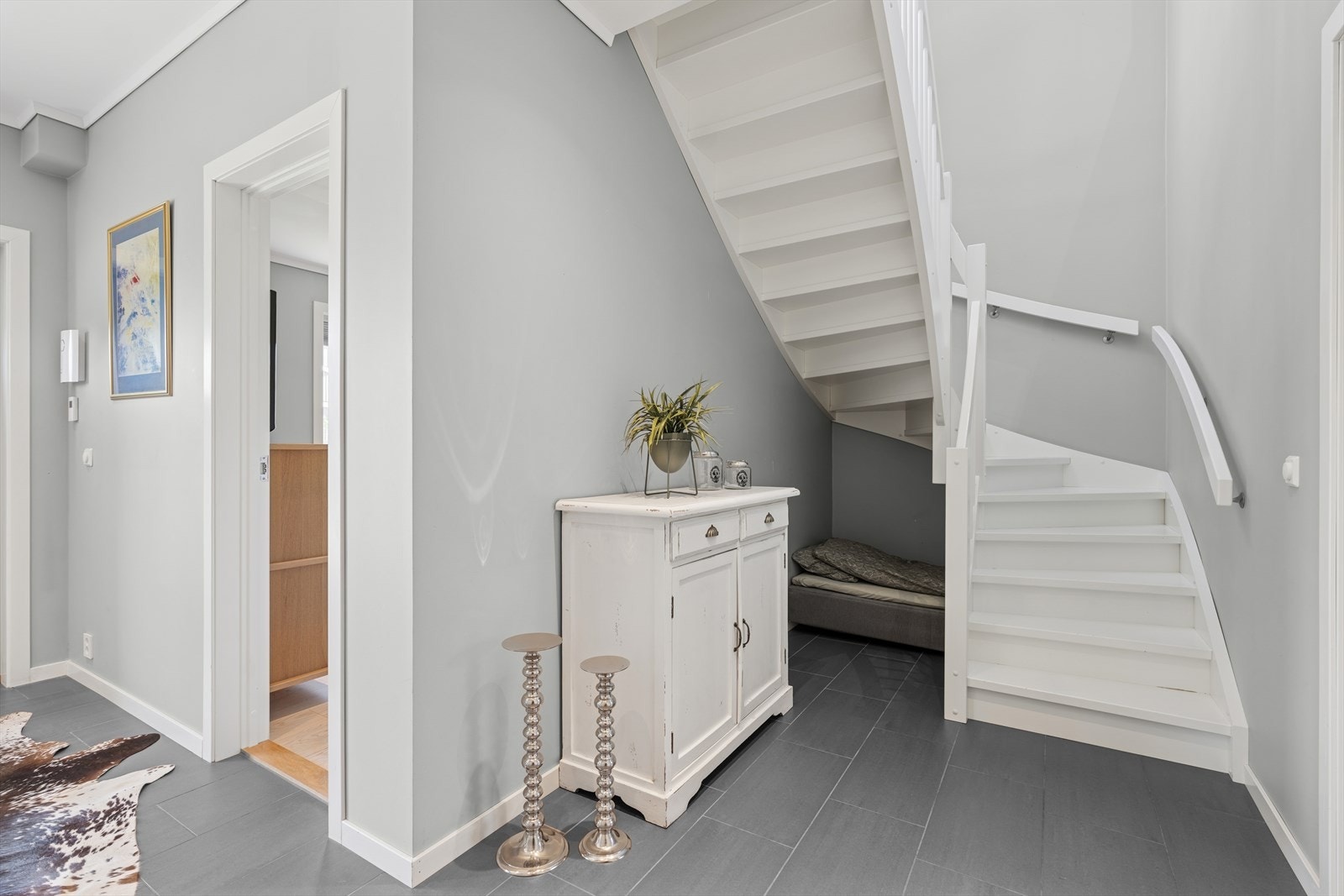 I entreen er det plass til store oppbevaringsmøbler, og plassen under trappa kan brukes til så mangt. Galleribilde