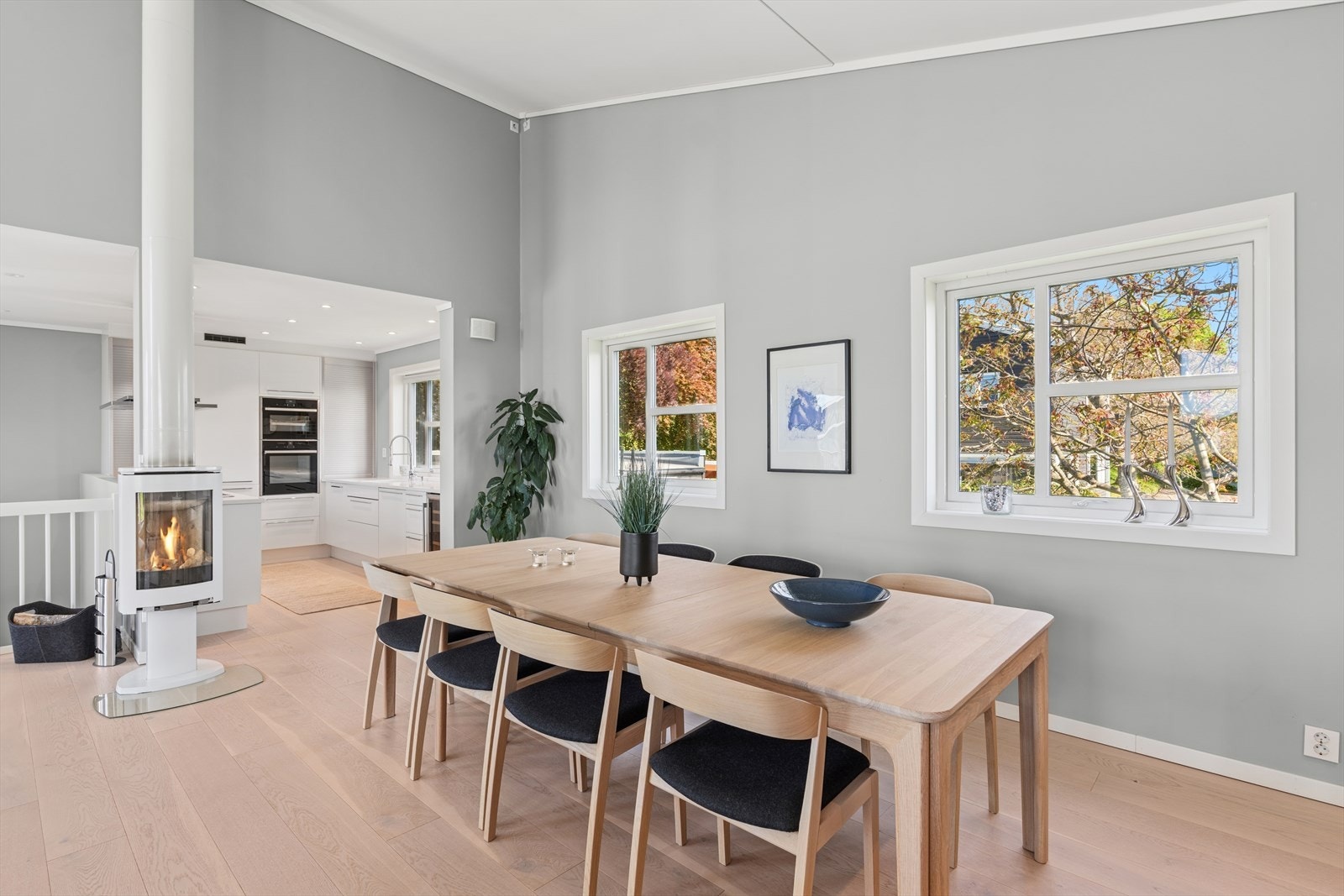 Stue/kjøkken i en luftig og åpen løsning. Galleribilde