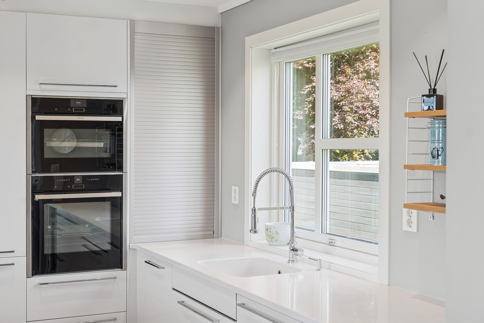 Flott benkeplate i lys stein og integrert vask. Galleribilde