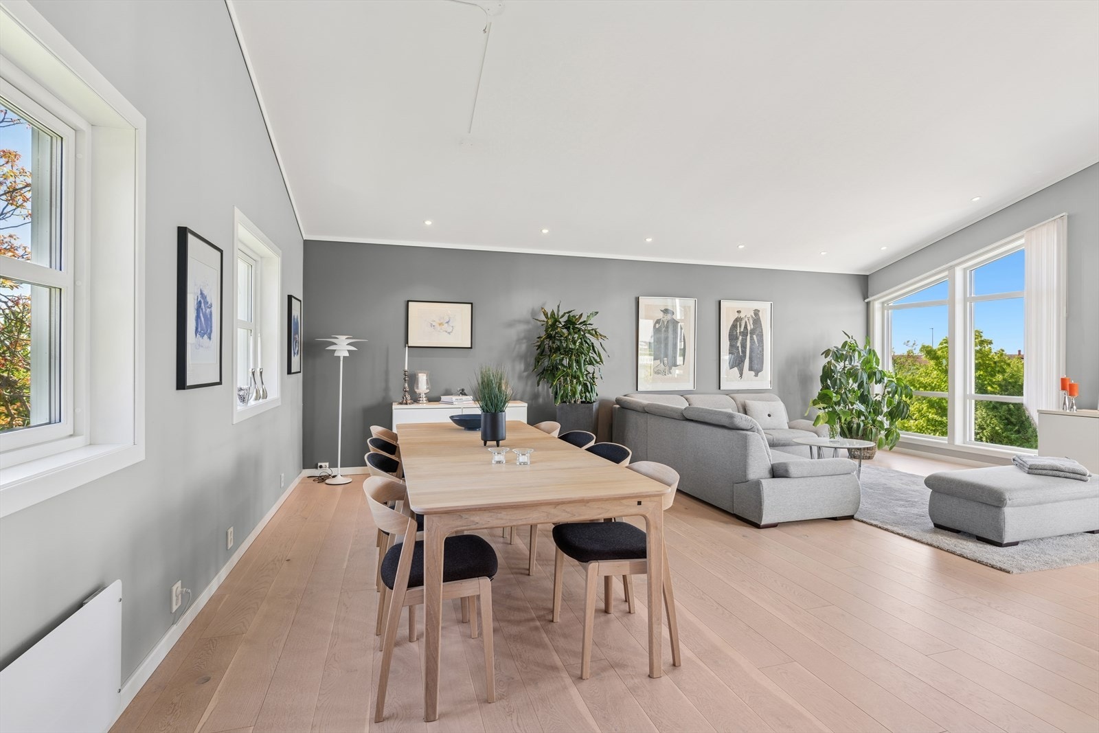 Her er det god plass for møblering av både langbord og stor sofagruppe. Galleribilde