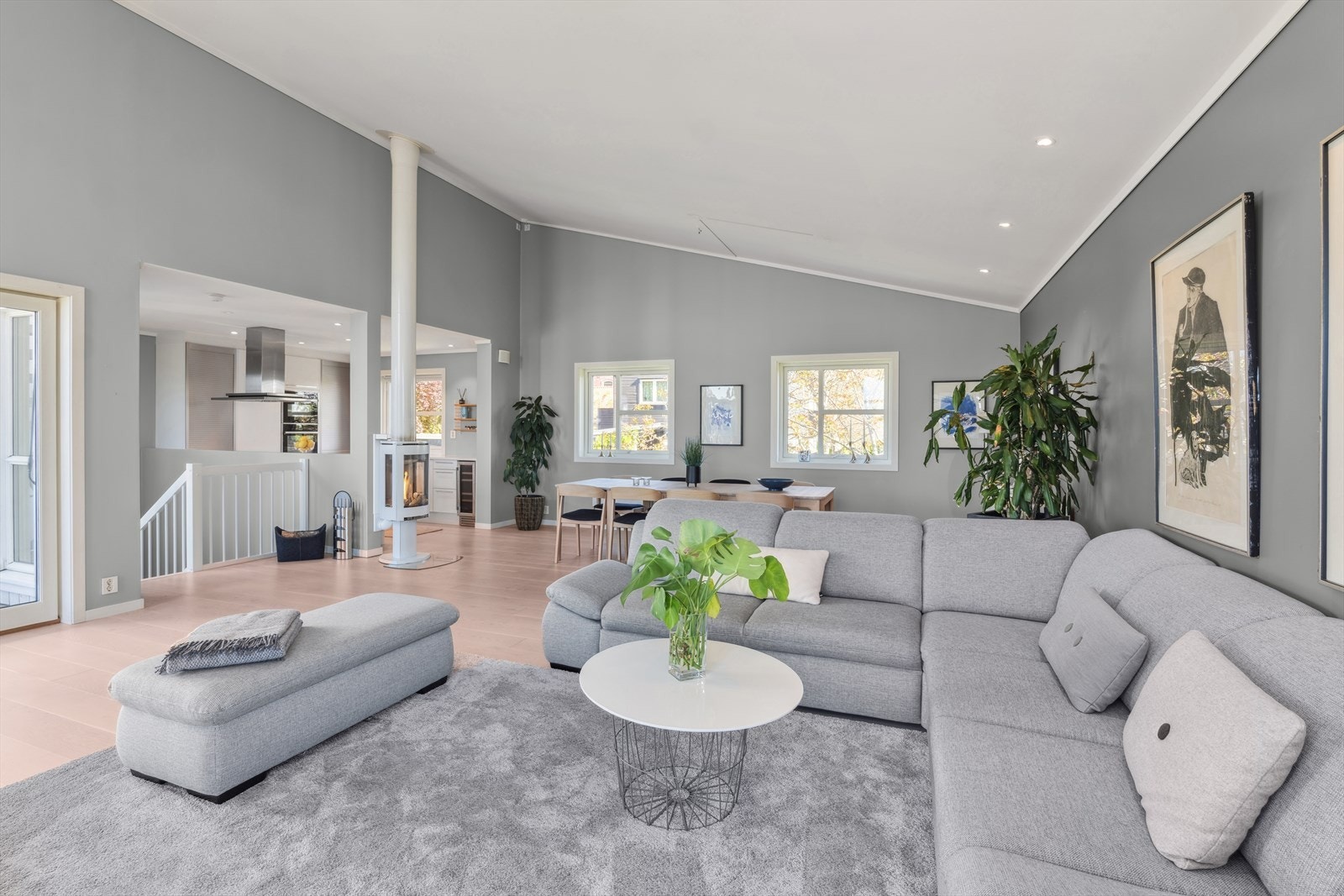 I 2. etg er det skråtak med svært god takhøyde og store vindusflater. Galleribilde