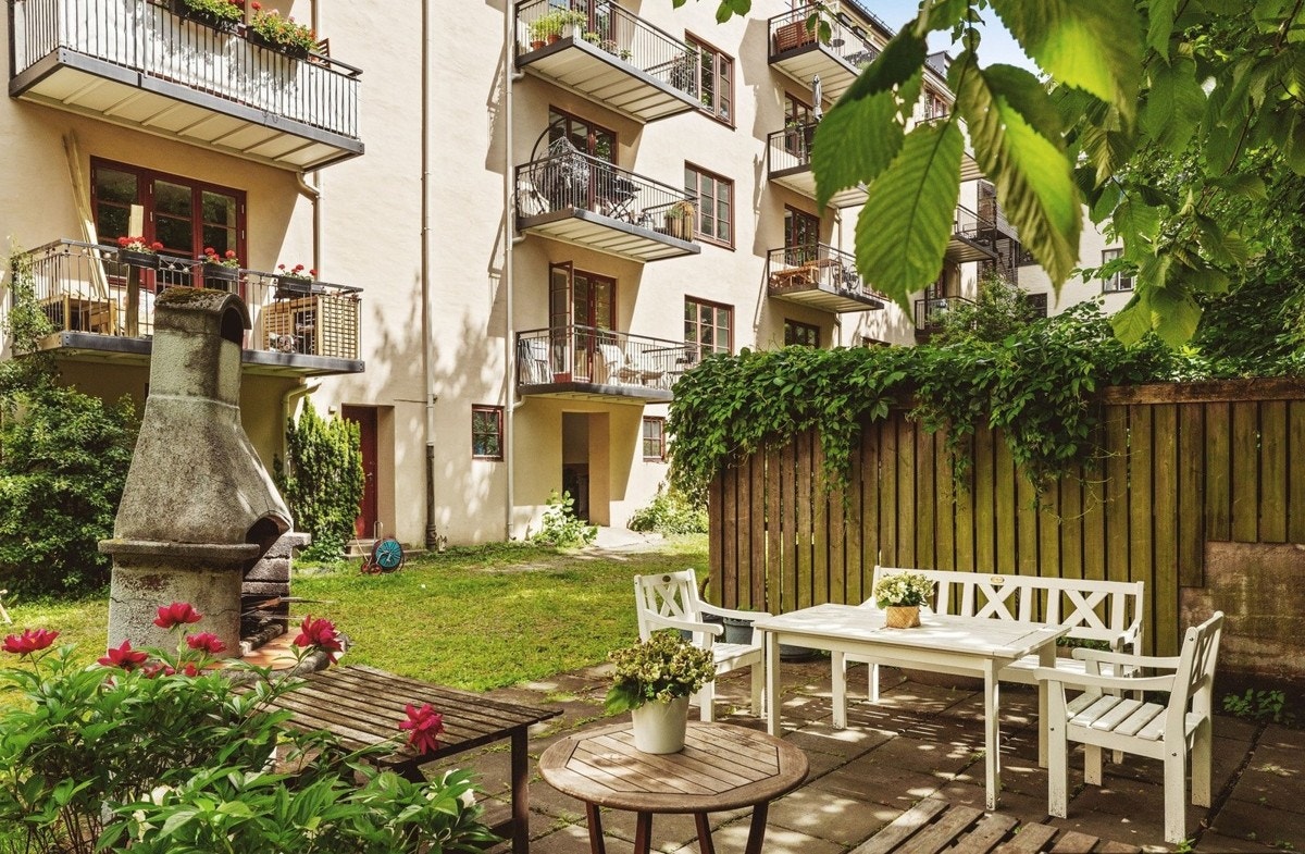 Hyggelig bakgård med peis Galleribilde