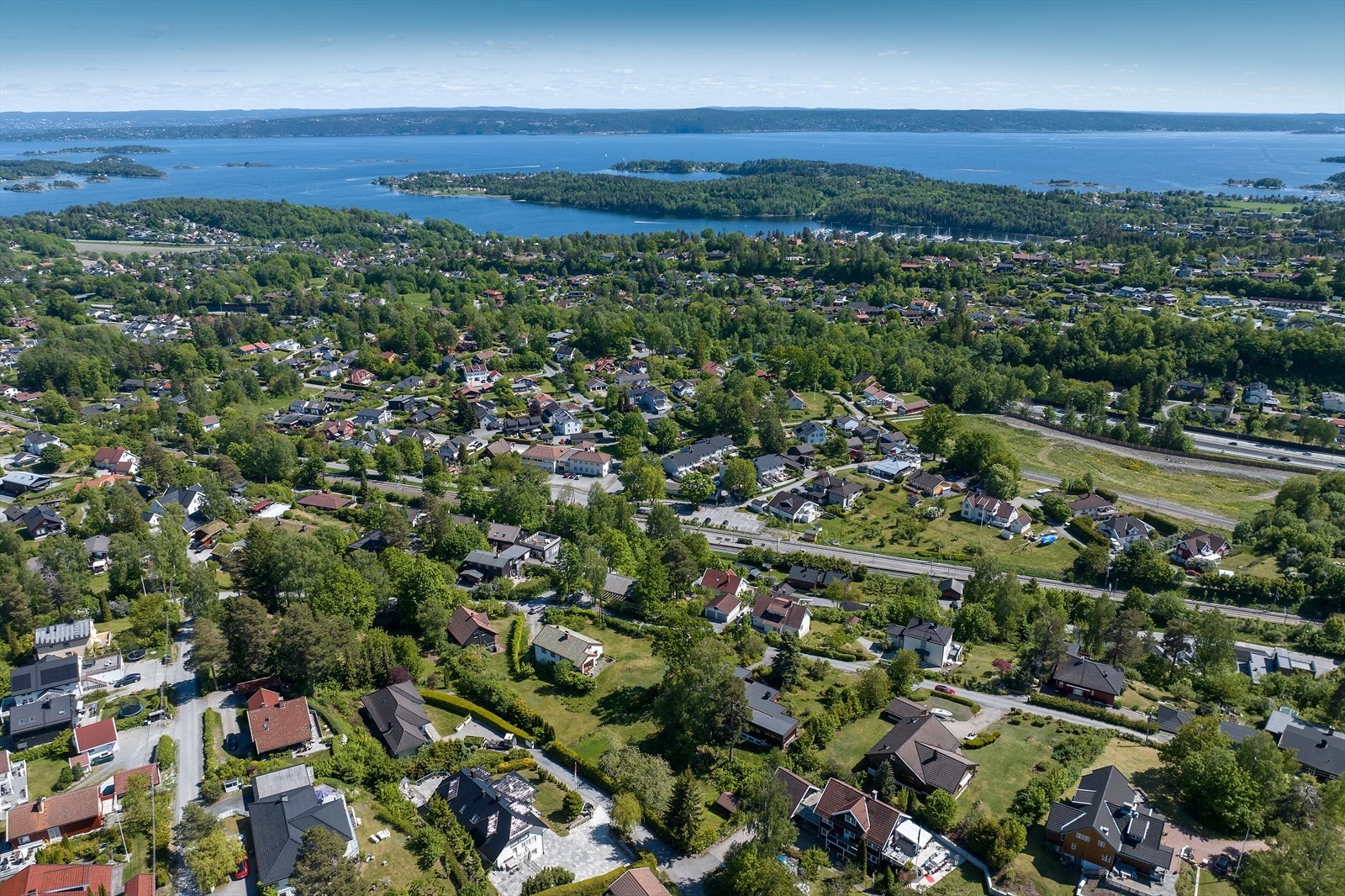 Sentral beliggenhet med kort vei til servicetilbud, offentlig transport, skole og barnehager. Galleribilde