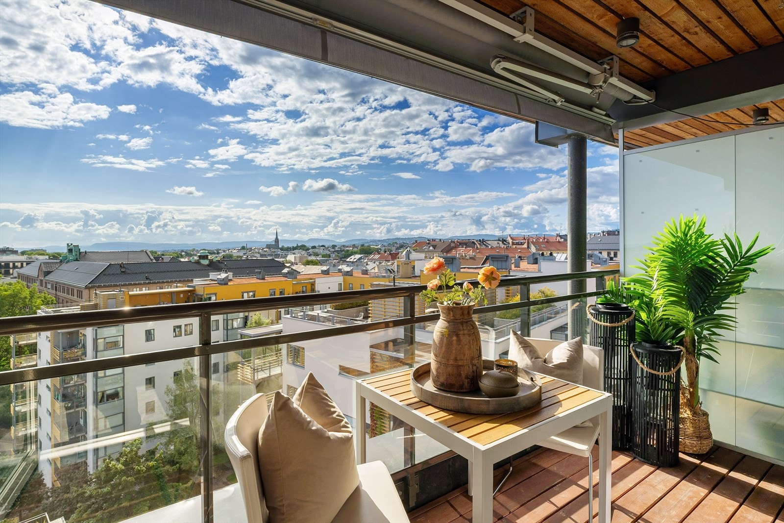 Sjelden toppleilighet over 2 plan (7. og 8. etasje) med hele 3 solrike terrasser og panoramautsikt. Galleribilde