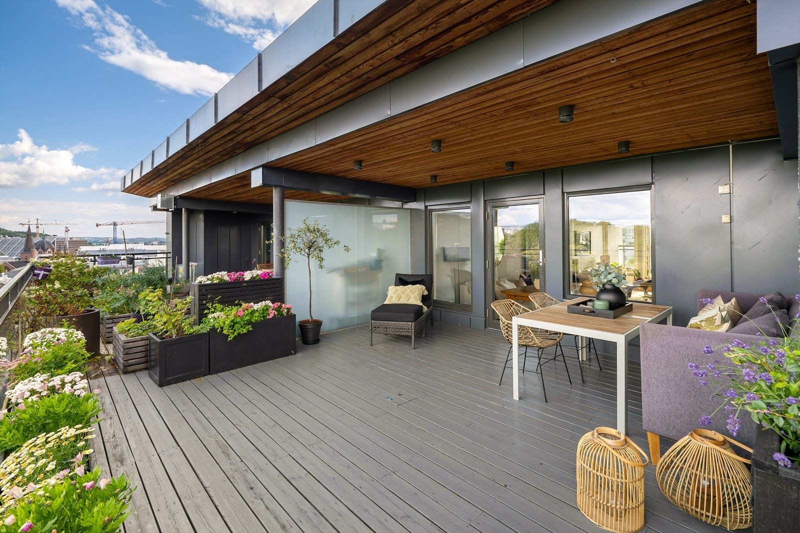 En perfekt terrasse med rikelige møbleringsmuligheter. Hverdagsluksus! Galleribilde