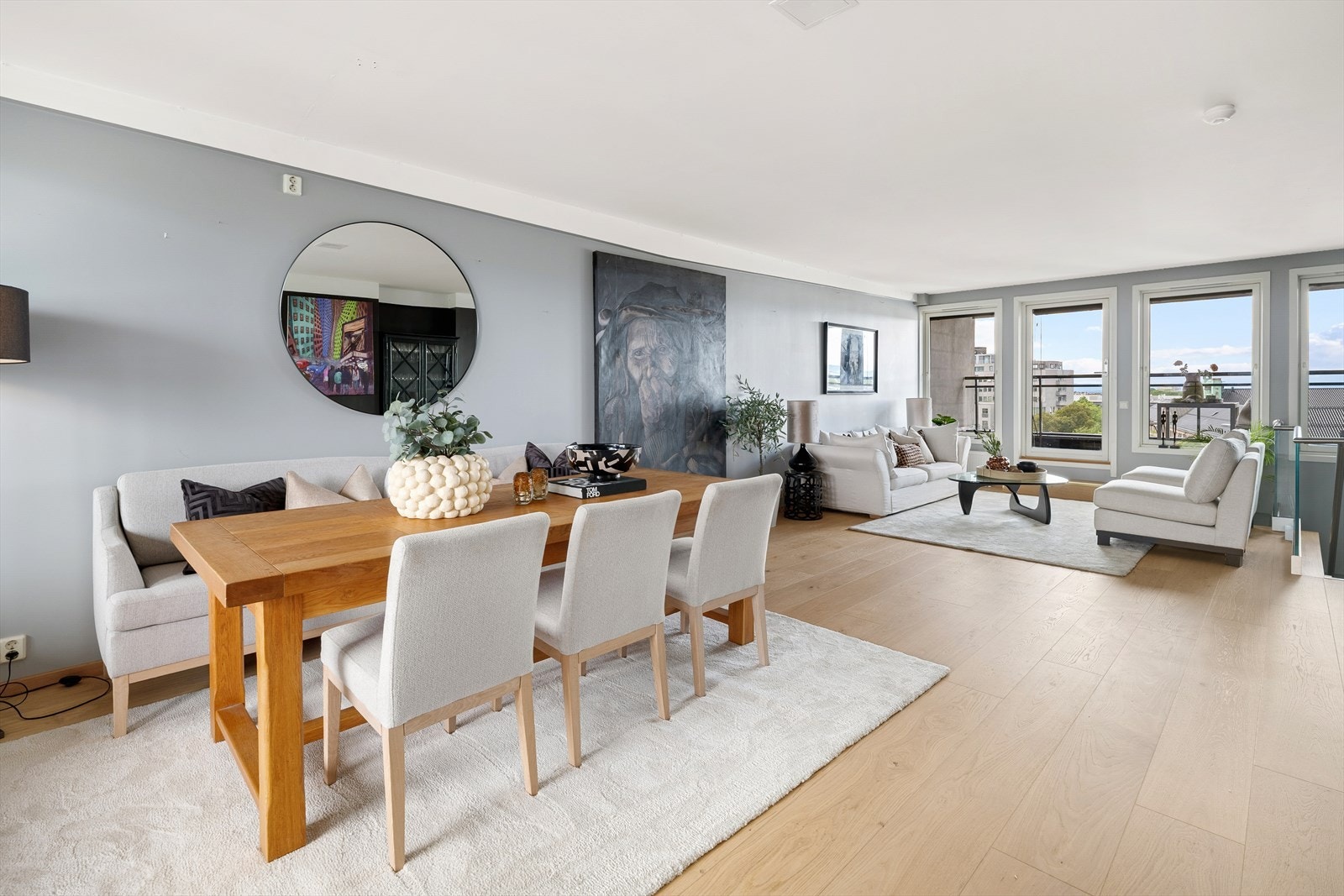 Her er det god plass til sofaseksjon, stort spisebord og øvrig møblement. Galleribilde