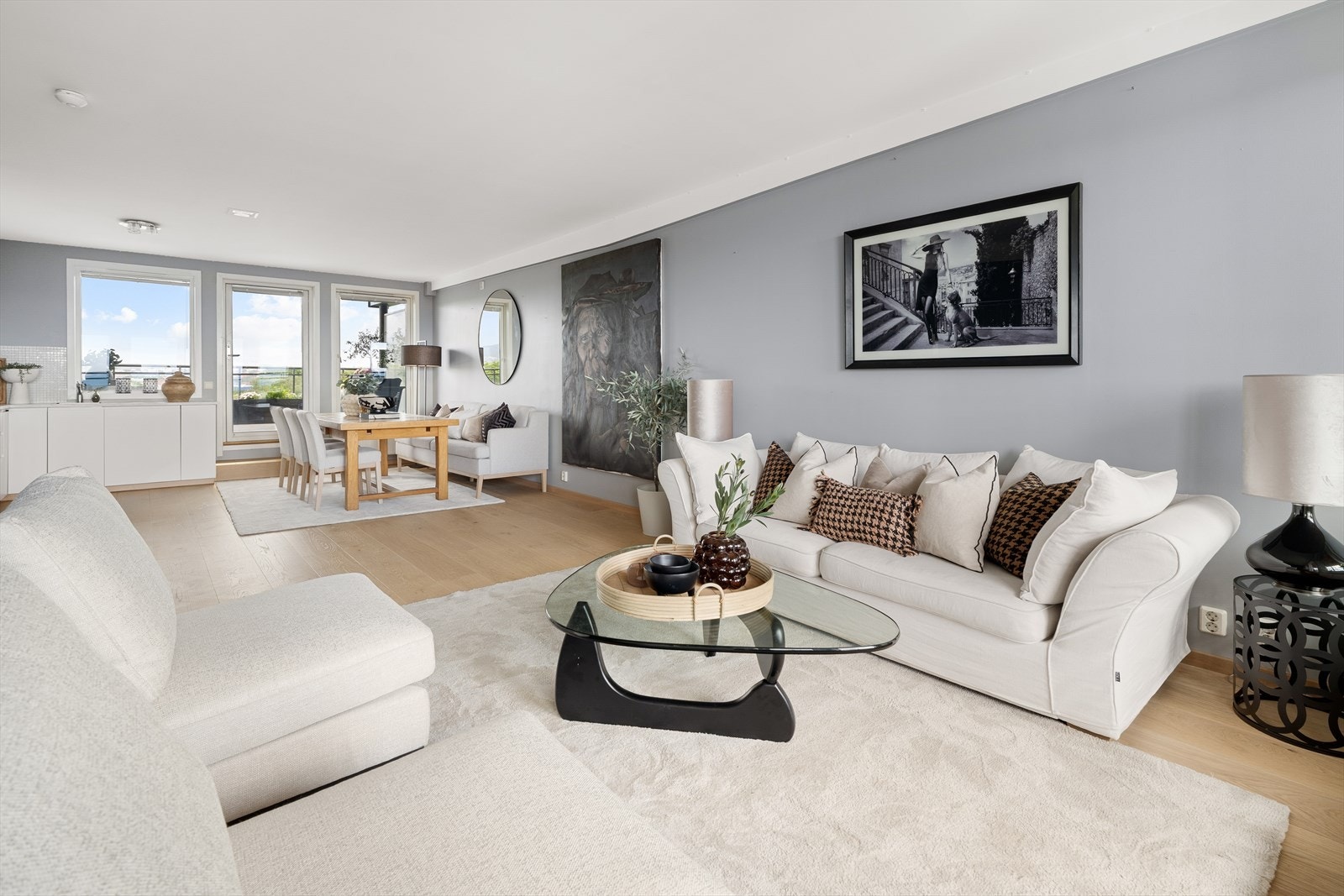 Den gjennomgående planløsningen sørger for god romfølelse og særdeles gode lysforhold. Galleribilde