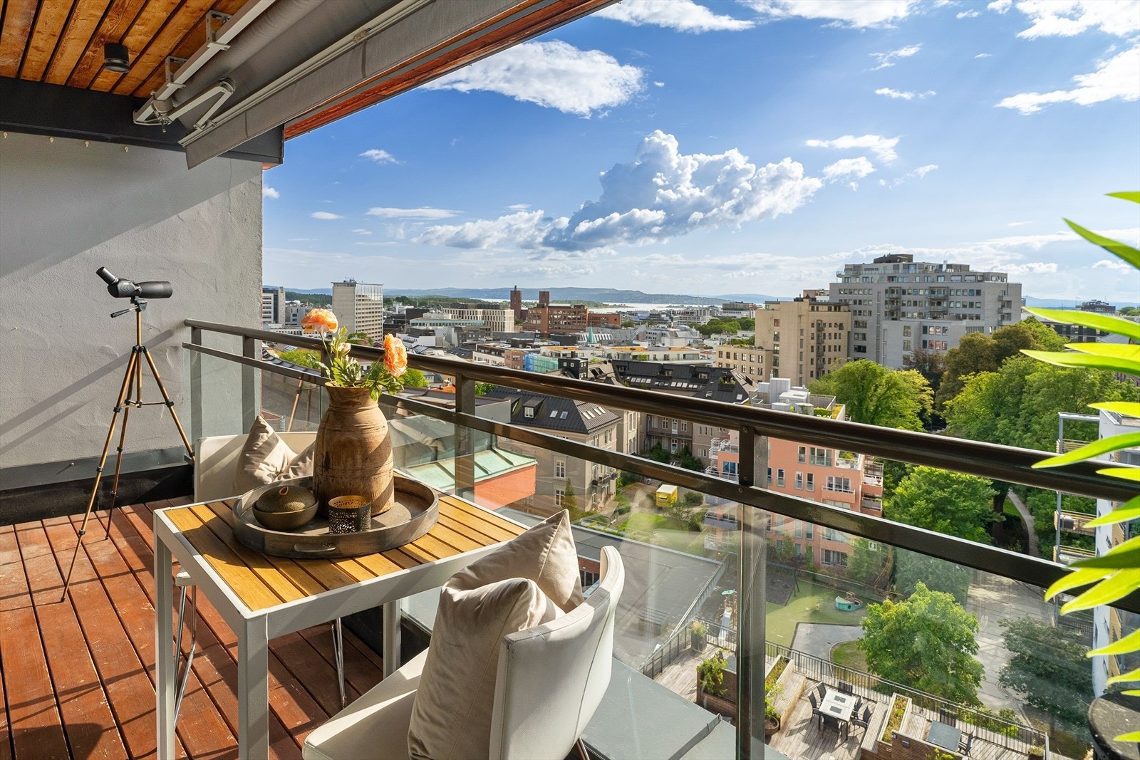 Sørvestvendt balkong på ca. 7 kvm med fjordutsikt. Galleribilde