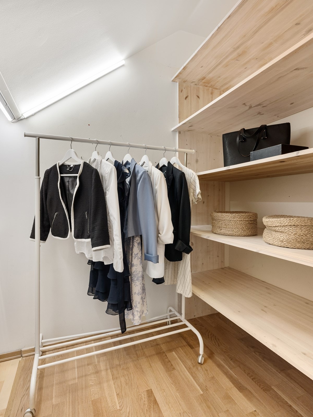 Her benyttes boden som garderoberom. Galleribilde