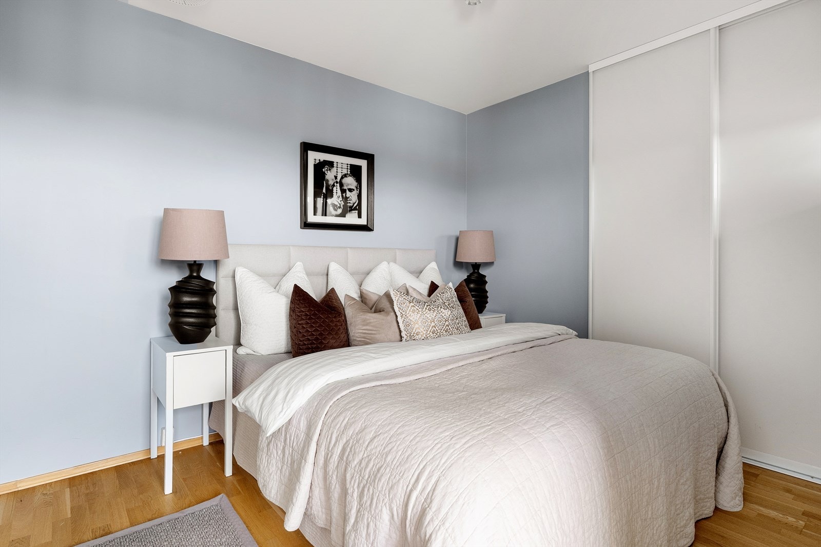 Hovedsoverom med skyvedørsgarderobe. Galleribilde