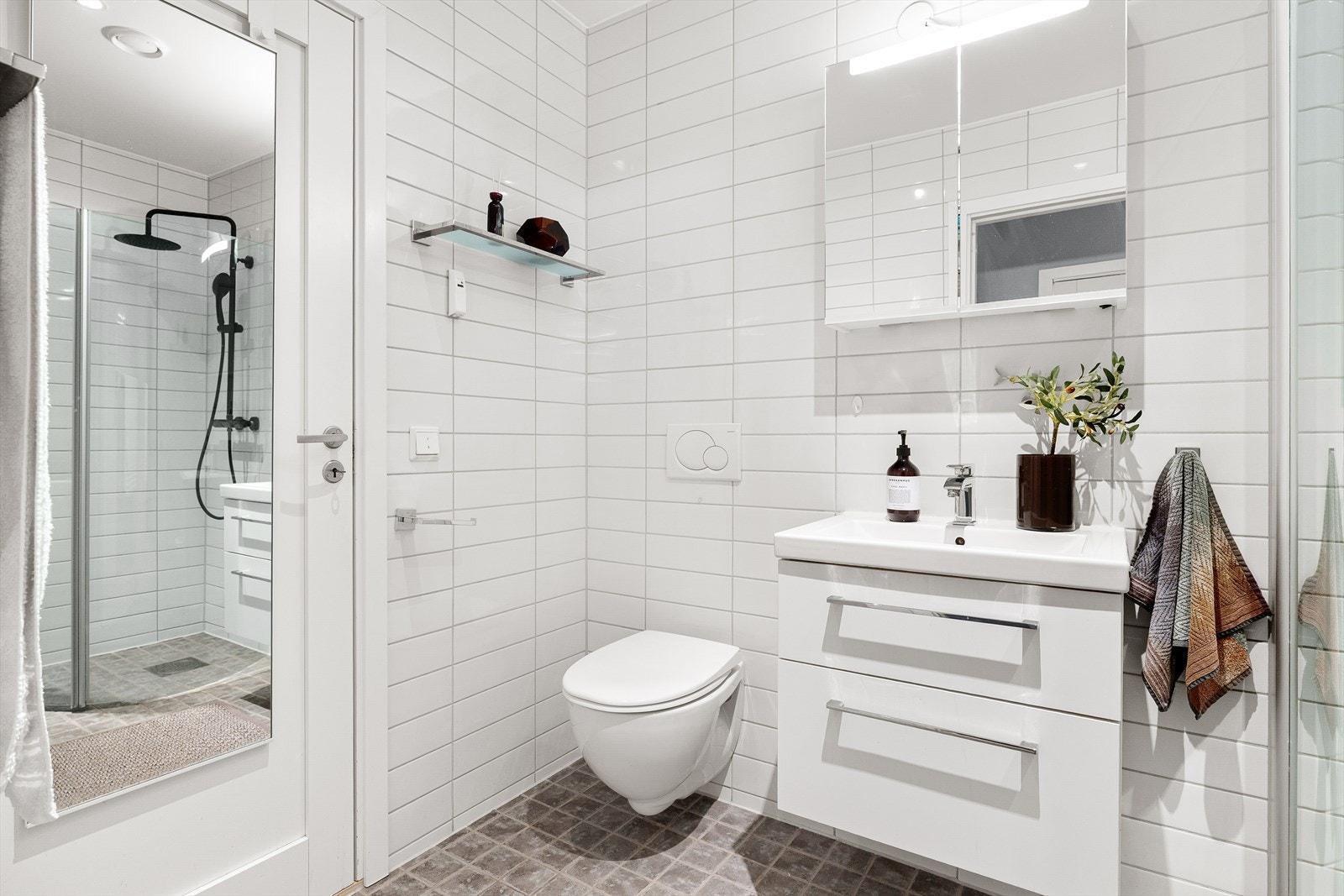 Her er det adkomst til en praktisk bod for ekstra oppbevaring. Galleribilde