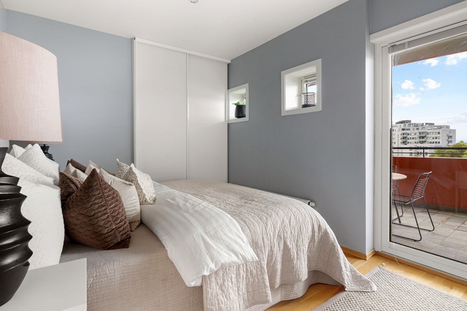 Delikat og innbydende hovedsoverom med egen utgang til terrassen. Galleribilde