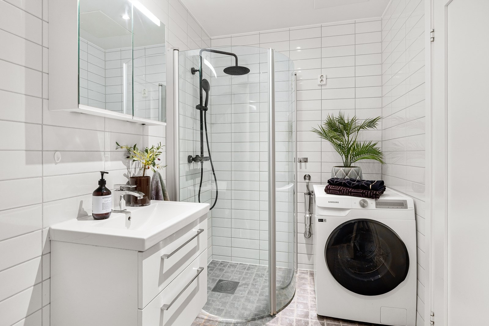 Pent flislagt bad med gulvvarme og opplegg til vaskemaskin. Galleribilde