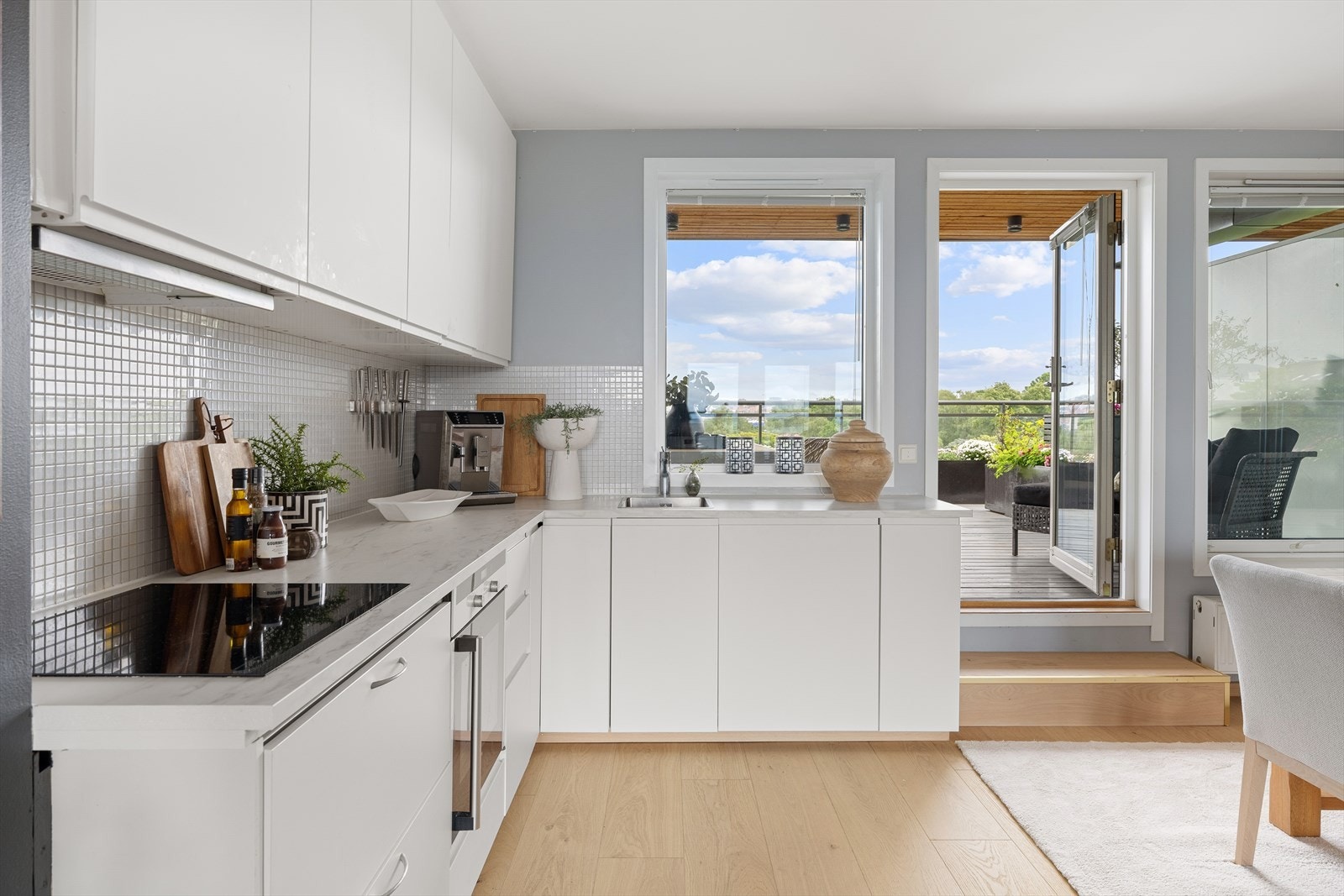 Fra kjøkkenet er det utgang til en stor terrasse på hele 25 kvm. Galleribilde